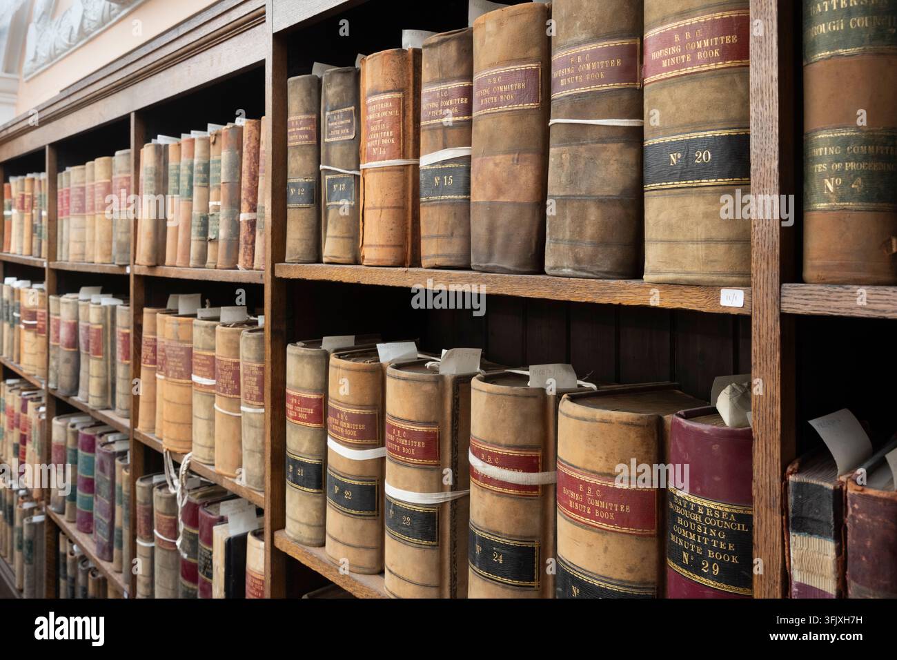 Les vieux livres de procès-verbaux du conseil sont rangés pour la recherche à la Battersea Reference Library sur Altenburg Gardens, à Londres. Banque D'Images