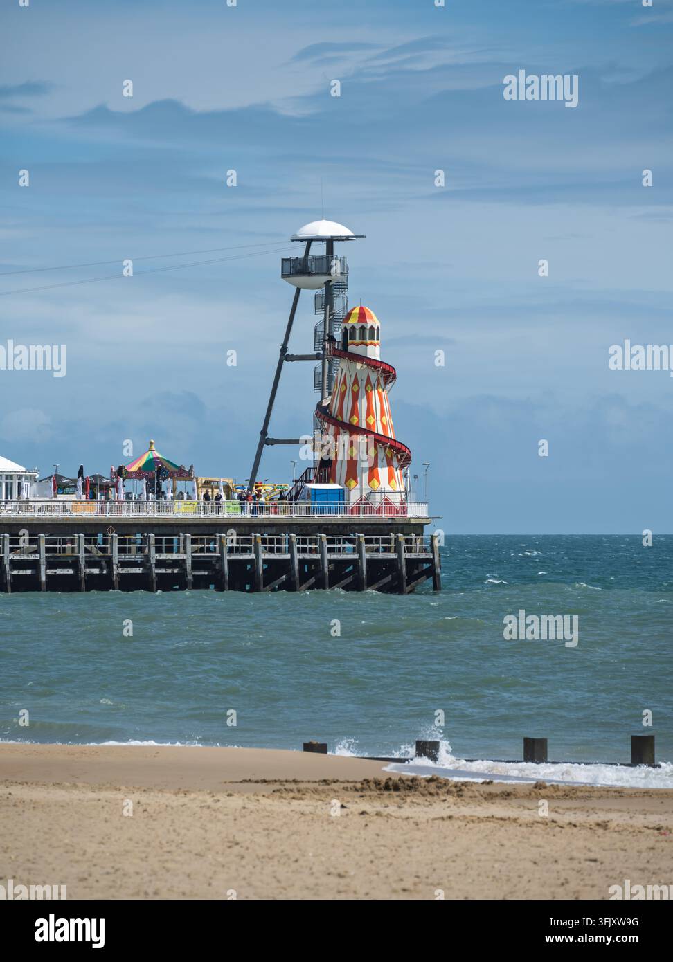 Une vue sur la mer en direction de la tour de lancement du téléphérique PierZip et de l'attraction Helter Skelter au bout du pier de Bournemouth dans le Dorset, en Angleterre, Royaume-Uni Banque D'Images