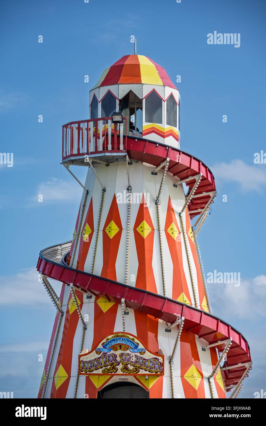 L'emblématique attraction vintage en forme de phare Helter Skelter située au bout du pier de Bournemouth à Bournemouth, Dorset, Angleterre, Royaume-Uni Banque D'Images