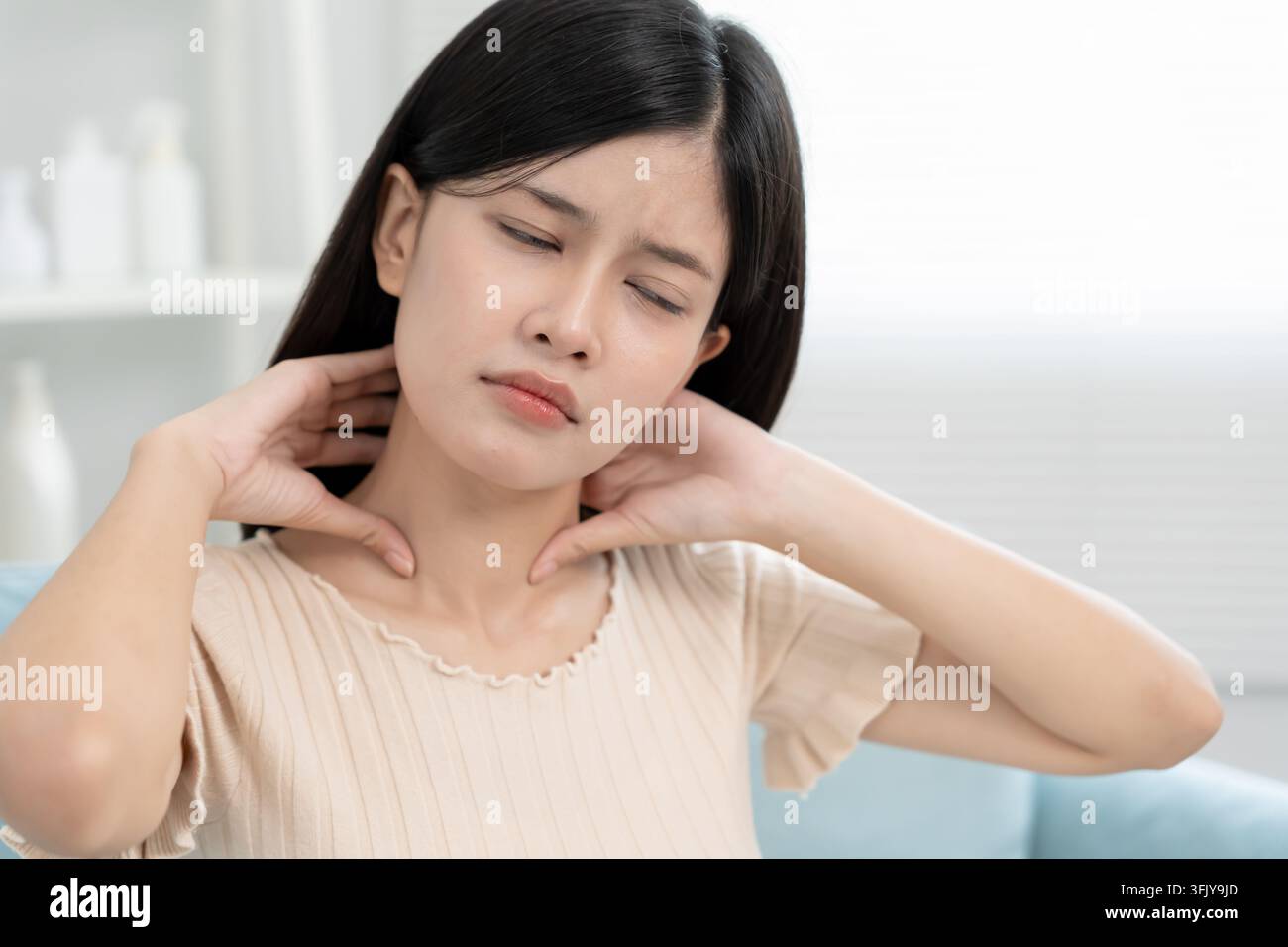 syndromes de bureau, femme massant des douleurs cervicales dues au travail et à l'aide d'un ordinateur, composite numérique d'une colonne vertébrale focalisée de douleurs cervicales et d'épaule symp Banque D'Images