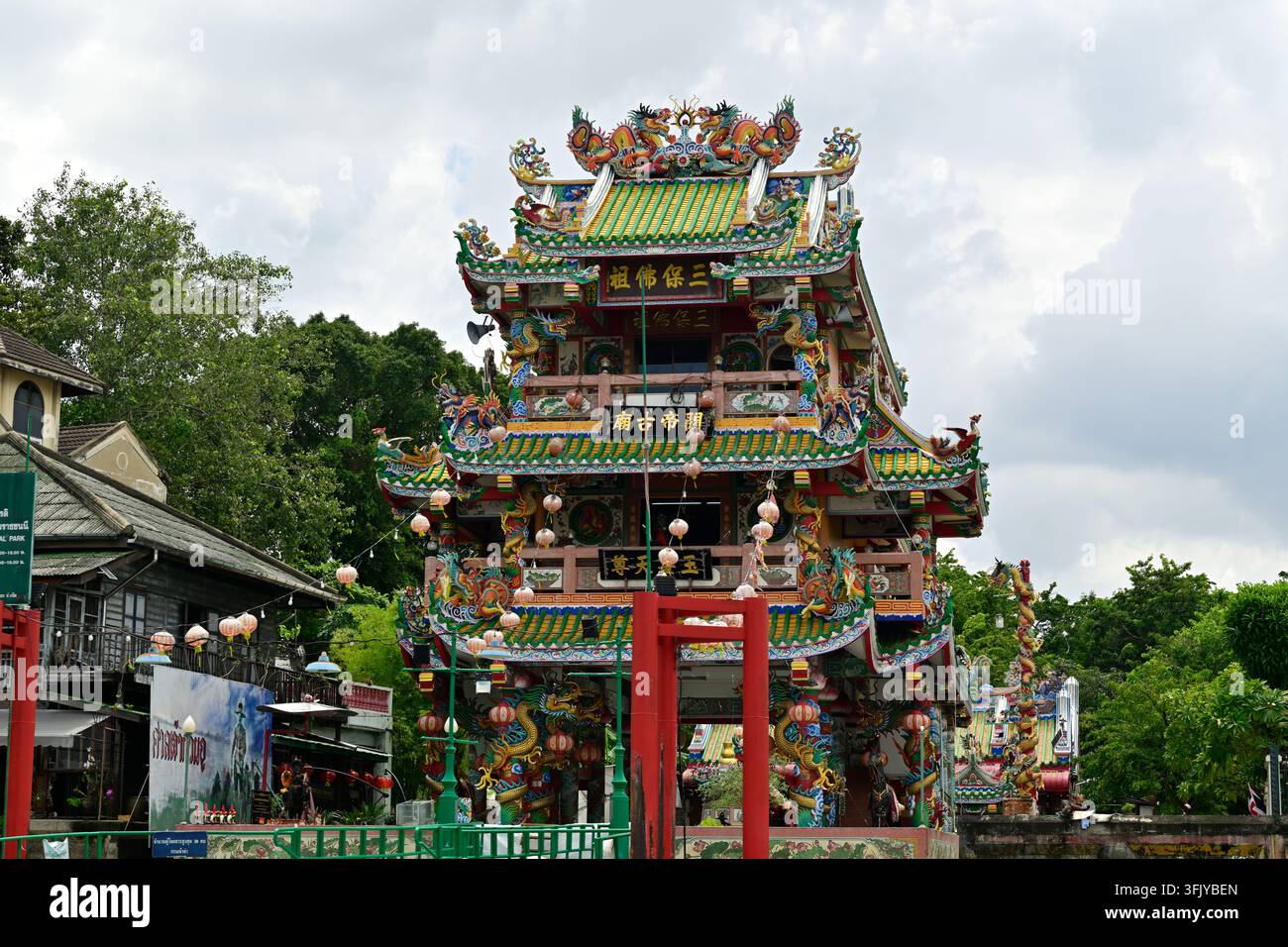 Un temple chinois sur la rivière Chao Phraya à Bangkok, Thaïlande. Banque D'Images