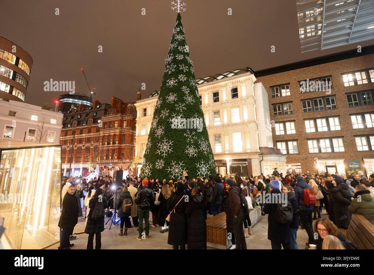 Des foules se rassemblent pour la cérémonie d’allumage du sapin de Noël au One Bishopsgate Plaza, à Londres, afin de célébrer la saison des fêtes. Banque D'Images