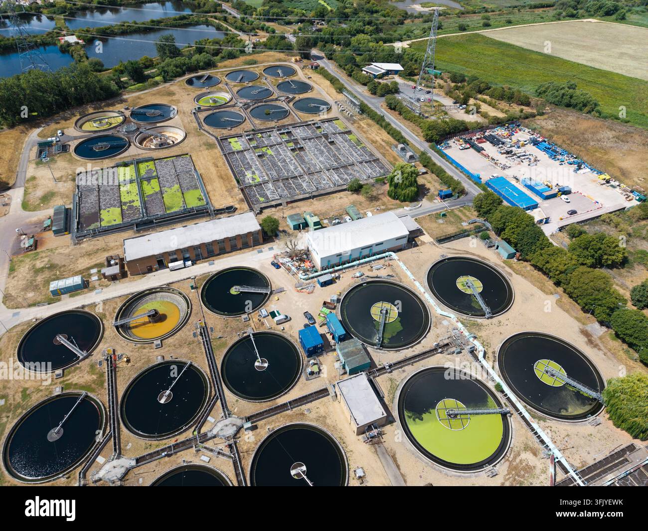 Photo par drone montrant l'usine de traitement des eaux usées de Hoddesdon avec des clarificateurs circulaires, des réservoirs de filtration et la campagne environnante dans le Hertfordshire, Royaume-Uni. Banque D'Images