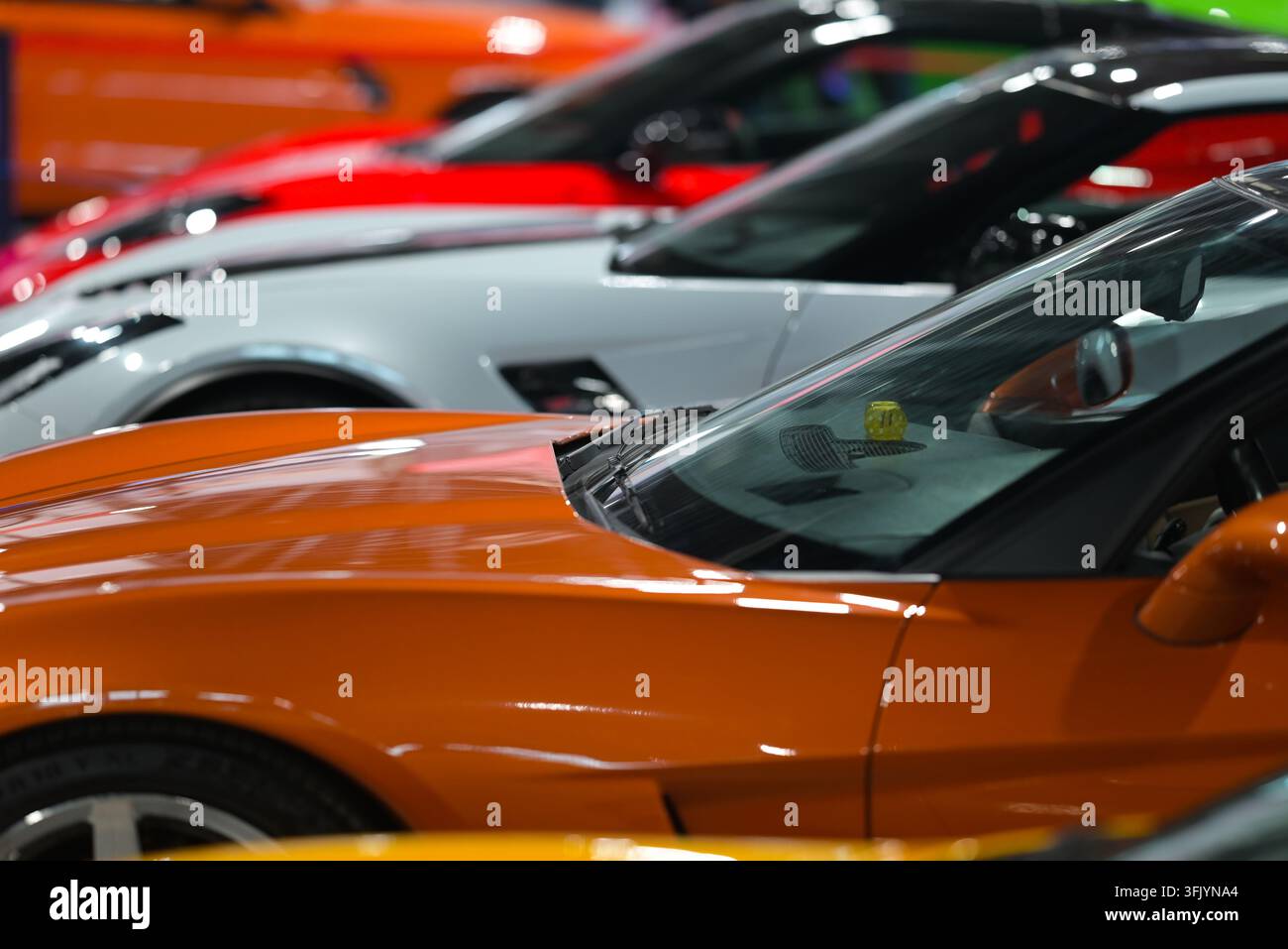 voitures de sport rouges, blanches et orange Banque D'Images