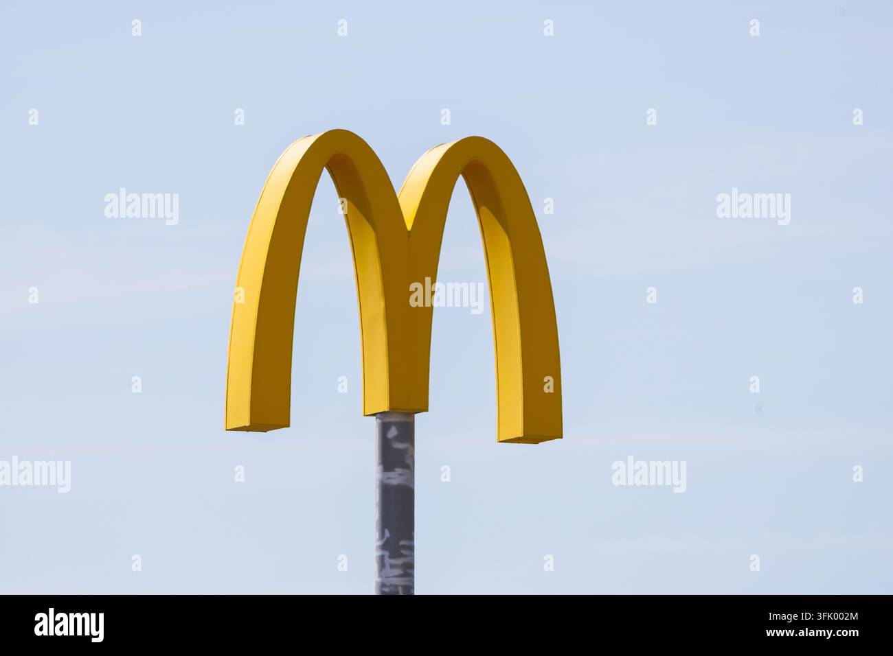 Ljubljana, Slovénie - 7 septembre 2026 : Le panneau montre les célèbres arches dorées de McDonalds contre un ciel bleu clair. Banque D'Images
