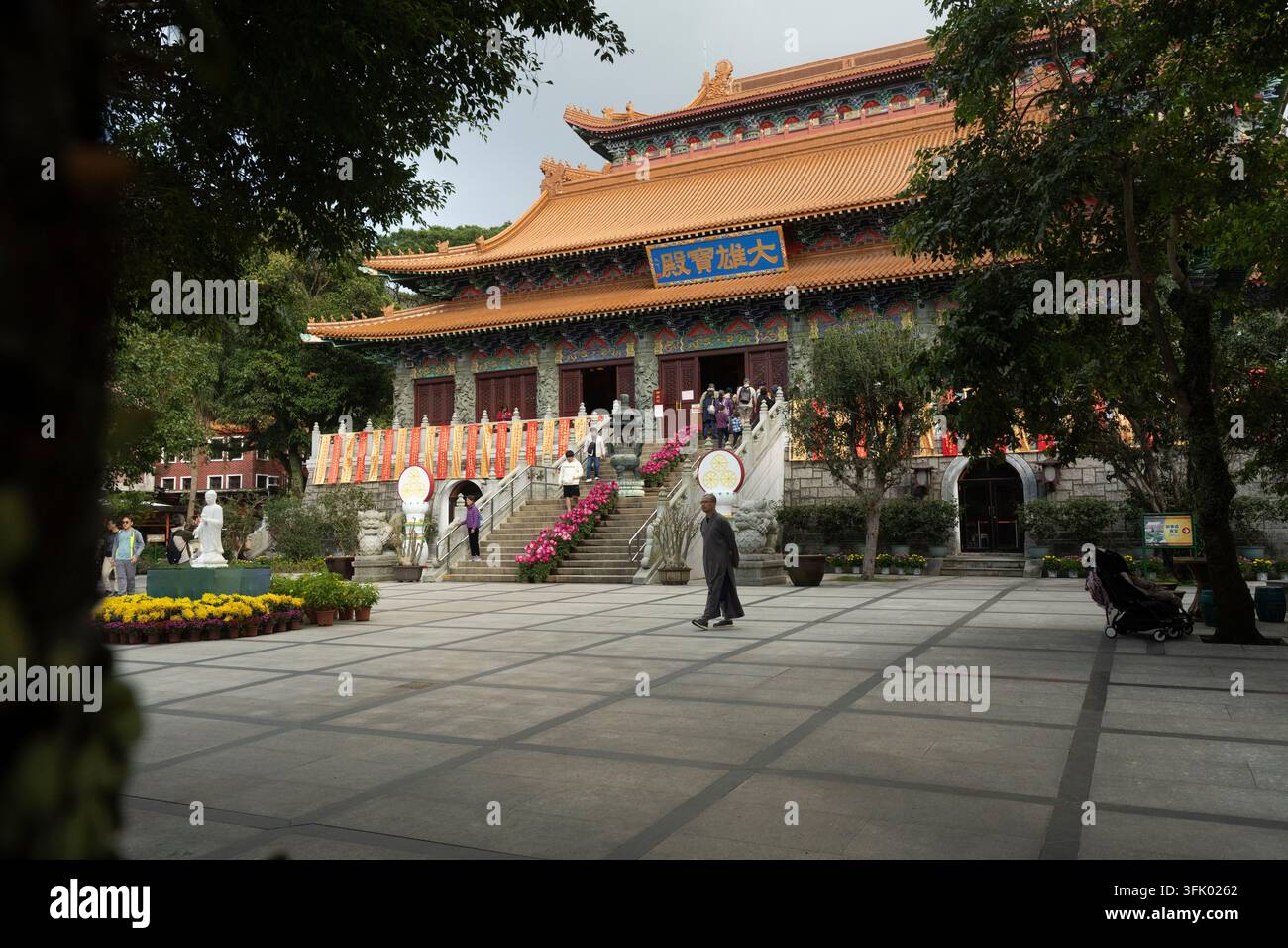 Les visiteurs explorent la Grande Salle du Trésor au monastère de Po Lin sur l'île de Lantau, à Hong Kong, pour le tourisme et la découverte culturelle. Banque D'Images