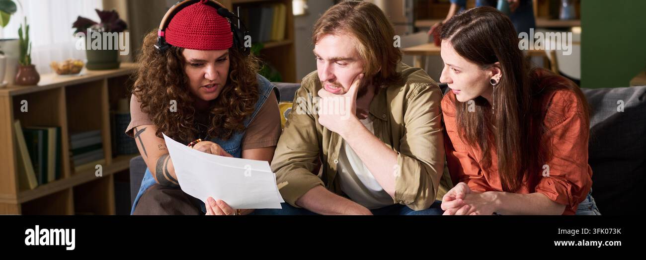 Équipe créative discutant du scénario du projet lors d'une réunion de brainstorming Banque D'Images