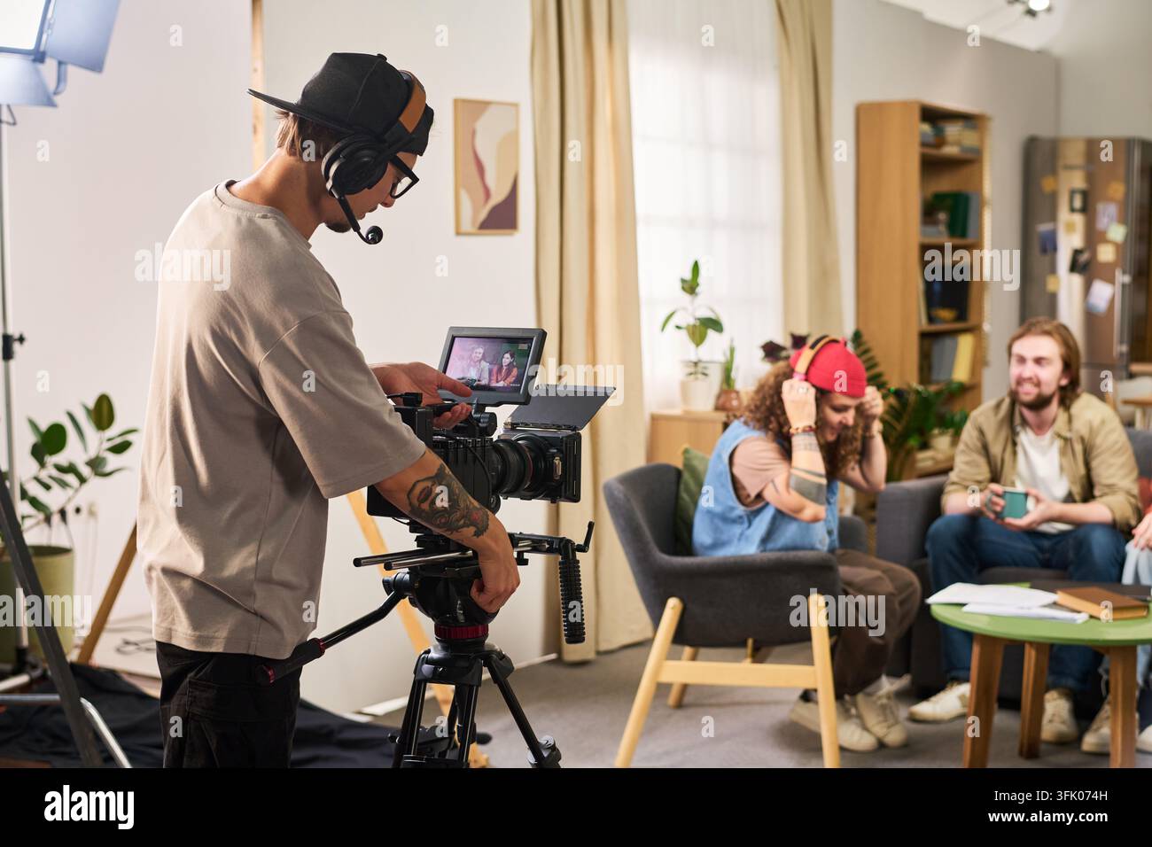 Vidéaste opérant une caméra en train de filmer une émission de télévision en studio Banque D'Images