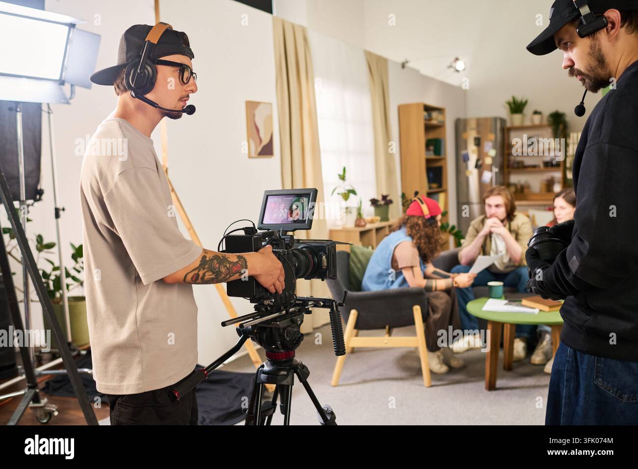 Vidéaste filmant une émission de télévision avec une caméra professionnelle sur le plateau Banque D'Images