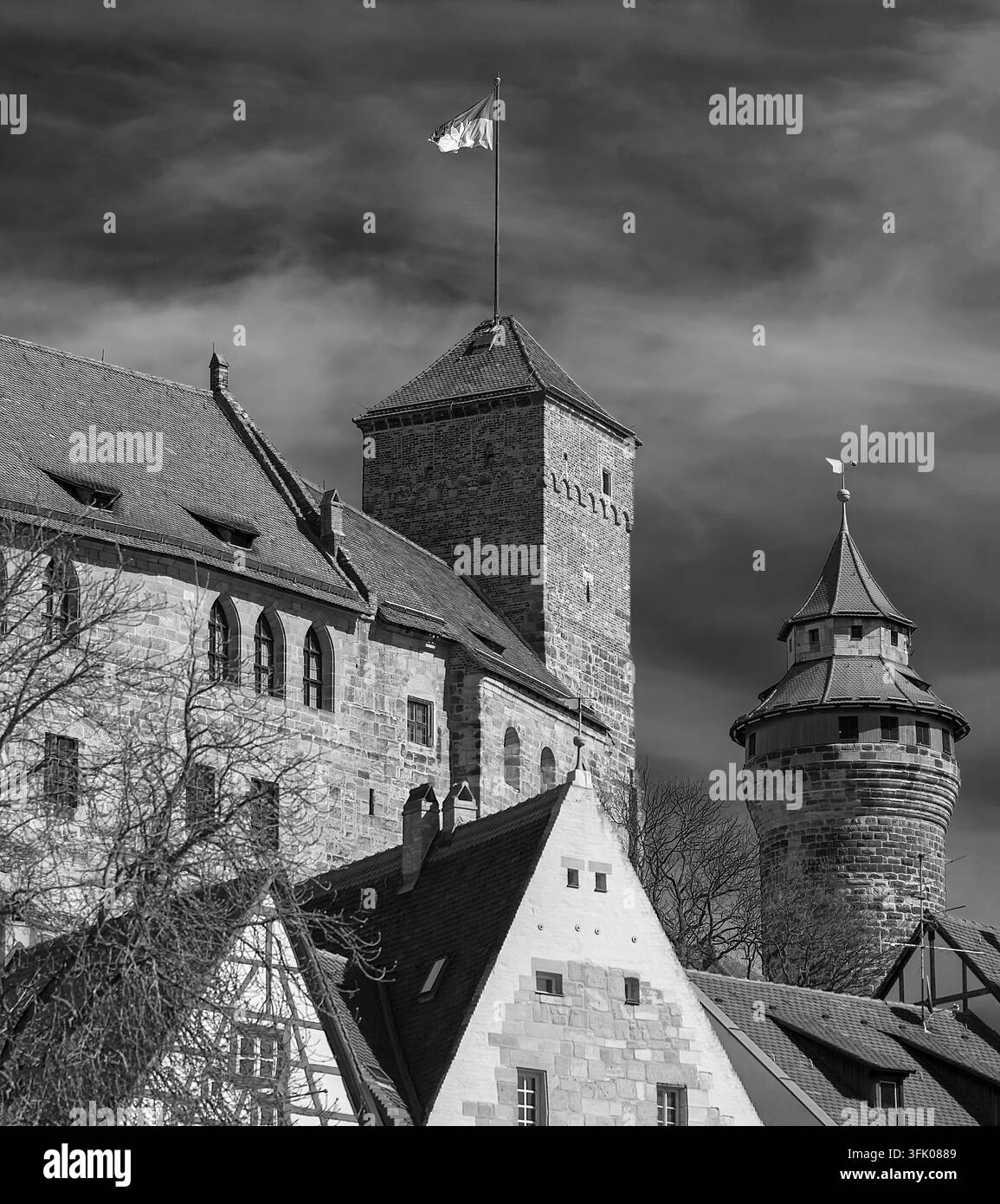 Tour Sinwell et Kaiserburg avec drapeau urbain flottant, noir et blanc, Nuremberg, Moyenne-Franconie, Bavière, Allemagne Banque D'Images