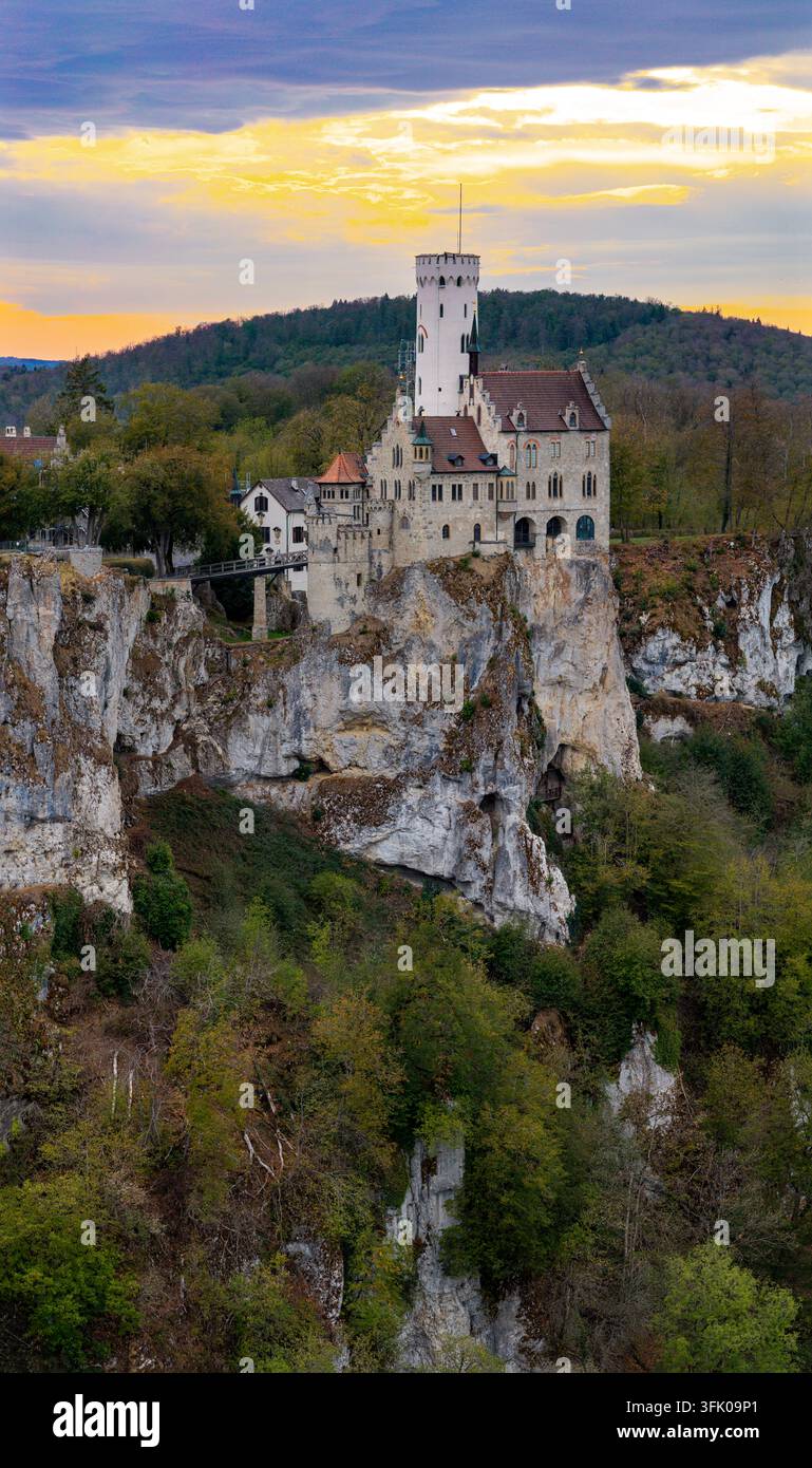Château de Lichtenstein dans le Jura souabe. Le château de conte de Wurtemberg est un château du XIXe siècle construit dans le style de l'historicisme. Vue aérienne avec Banque D'Images