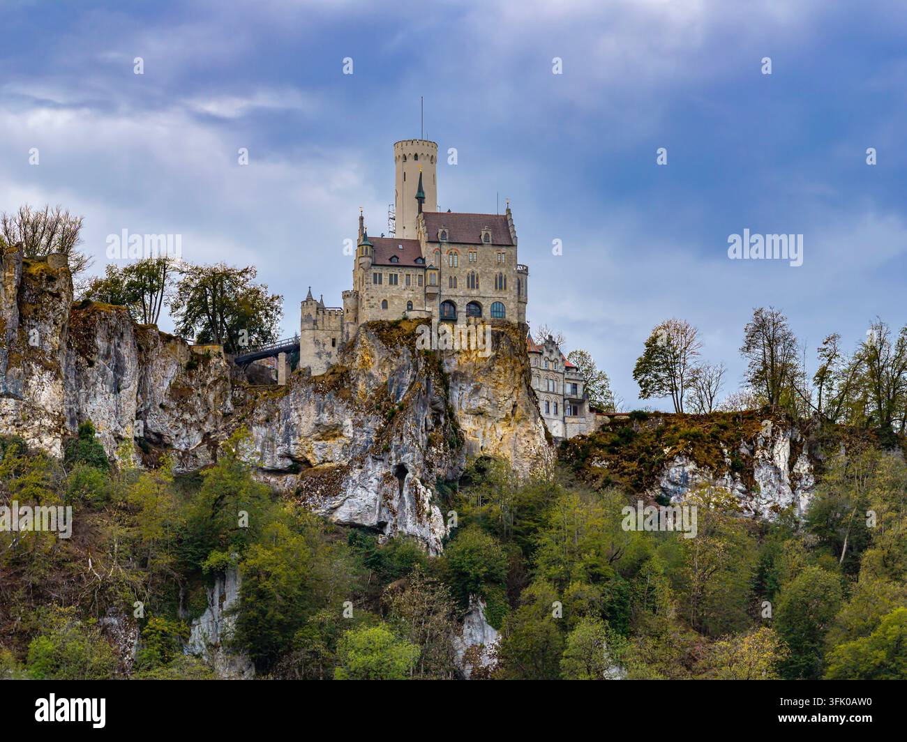 Château de Lichtenstein dans le Jura souabe. Le château de conte de Wurtemberg est un château du XIXe siècle construit dans le style de l'historicisme. Vue aérienne avec Banque D'Images