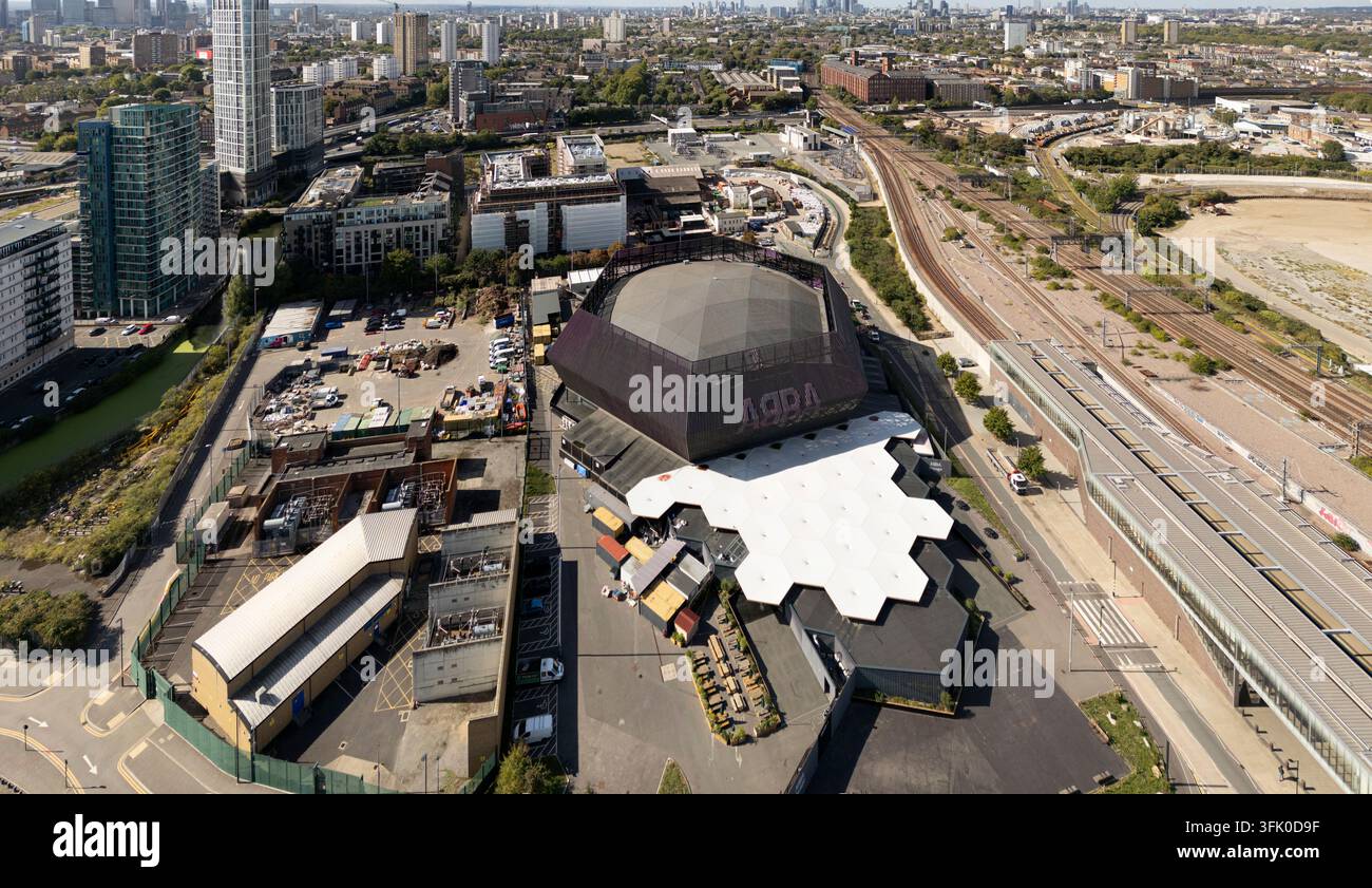 Les fans assistent à des concerts d'avatars numériques du groupe pop suédois ABBA dans leur Arène ABBA Voyage spécialement construite à Londres, Royaume-Uni. Banque D'Images