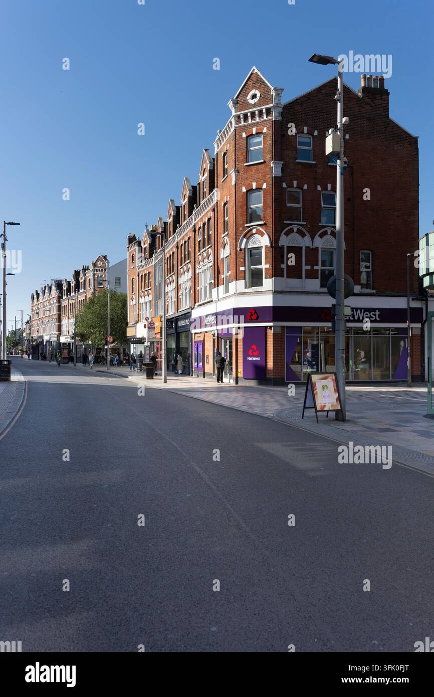 Les piétons passent devant la NatWest sur St. John's Hill, Clapham Junction, Londres, profitant d'une journée ensoleillée tout en faisant leurs courses. Banque D'Images