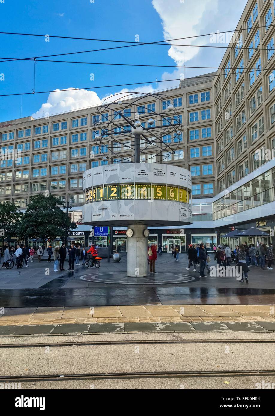 Berlin, Allemagne - 03. Octobre 2024 : Urania-Weltzeituhr, horloge mondiale emblématique de l'Alexanderplatz de Berlin avec les touristes se promenant Banque D'Images