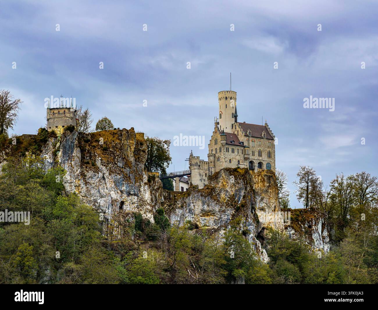 Château de Lichtenstein dans le Jura souabe. Le château de conte de Wurtemberg est un château du XIXe siècle construit dans le style de l'historicisme. Vue aérienne avec Banque D'Images
