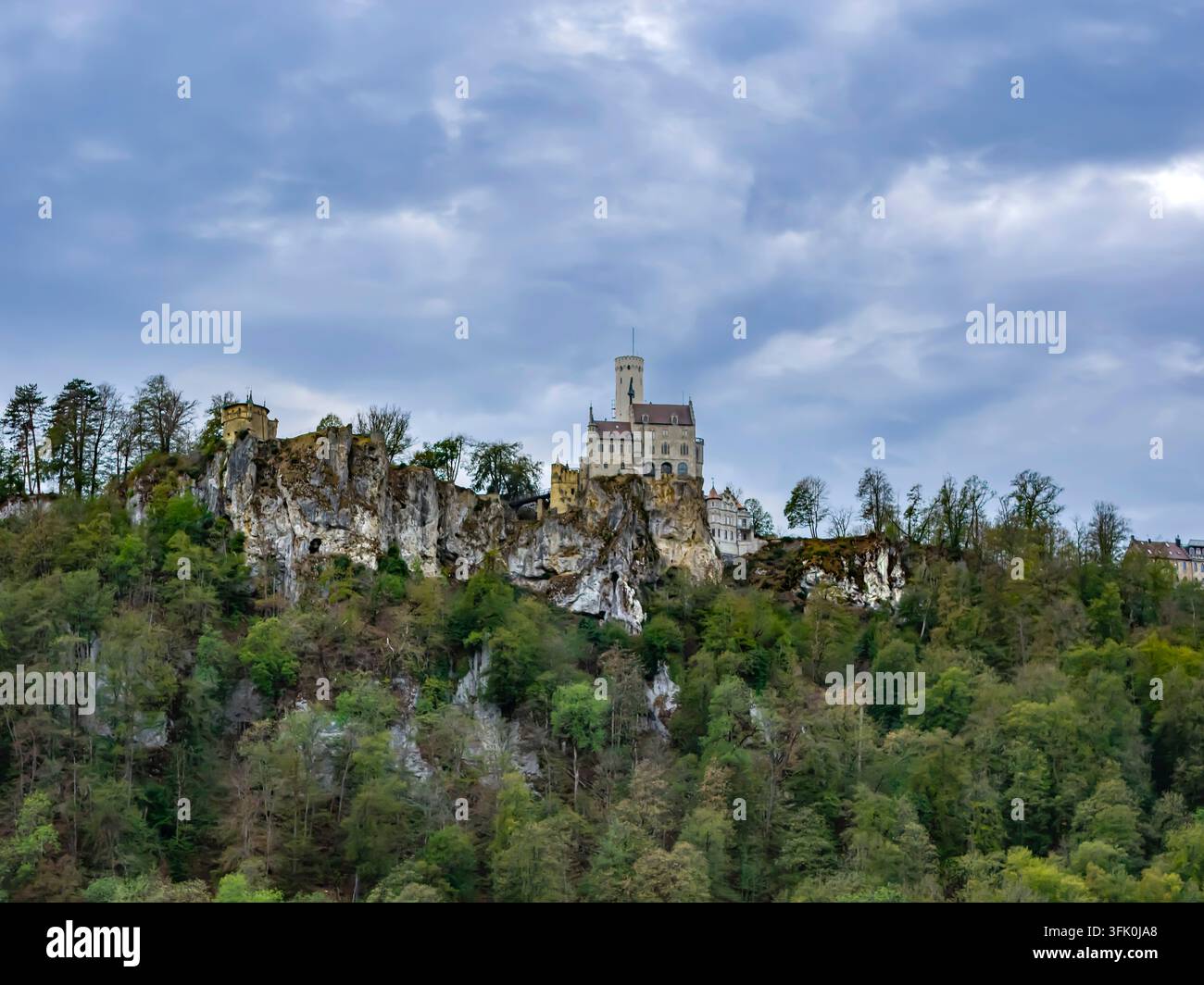 Château de Lichtenstein dans le Jura souabe. Le château de conte de Wurtemberg est un château du XIXe siècle construit dans le style de l'historicisme. Vue aérienne avec Banque D'Images