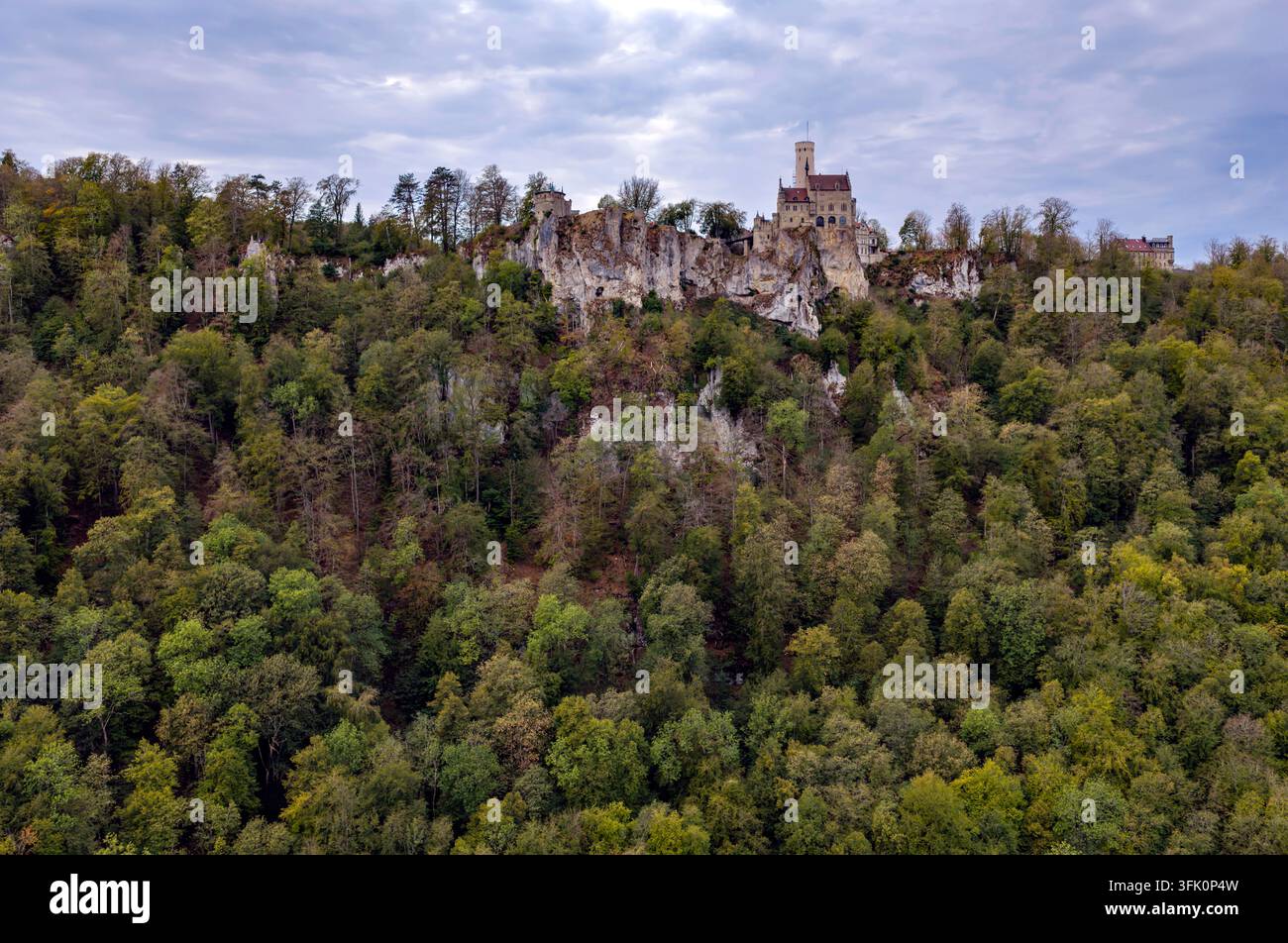 Château de Lichtenstein dans le Jura souabe. Le château de conte de Wurtemberg est un château du XIXe siècle construit dans le style de l'historicisme. Vue aérienne avec Banque D'Images