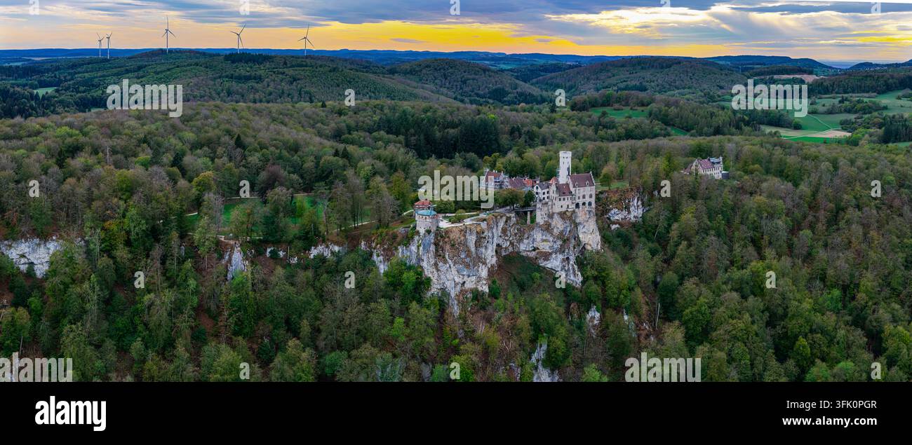 Château de Lichtenstein dans le Jura souabe. Le château de conte de Württemberg est un château du XIXe siècle construit dans le style historiciste. Vue sur cinq W Banque D'Images
