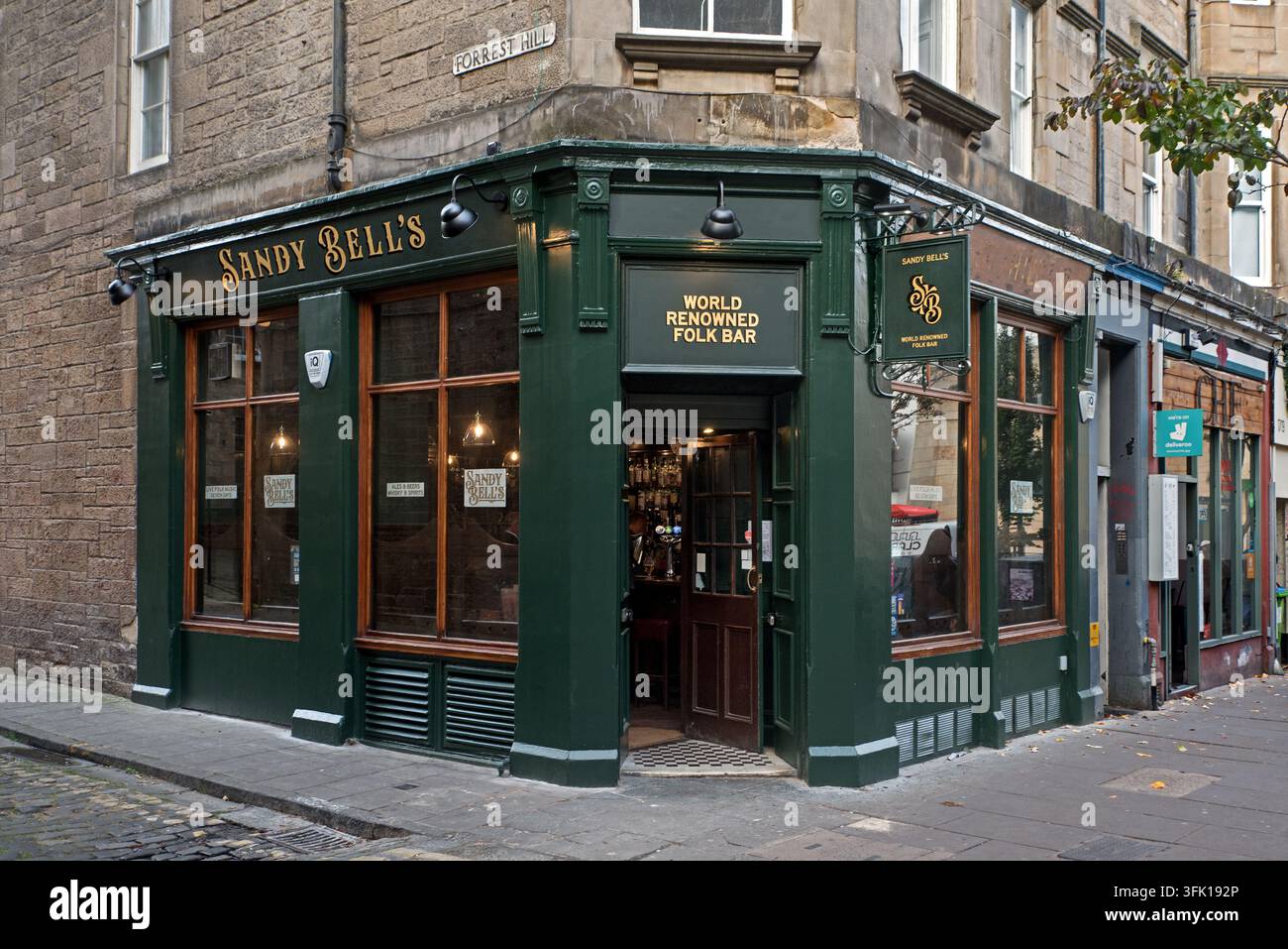 Le pub Sandy Bell's (maintenant peint en vert, septembre 2026), un lieu traditionnel de musique folk écossaise sur Forrest Road dans la vieille ville d'Édimbourg. Banque D'Images