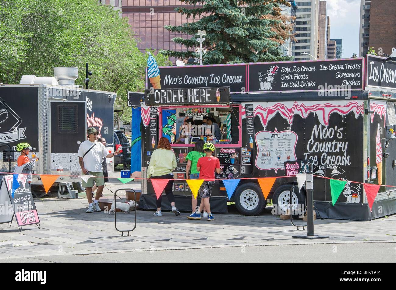 CALGARY, CANADA - 03 JUIN 2023 : Un camion de glace Moo's Country noir et rose garé sur un marché de rue en plein air dans le centre-ville de Calgary Banque D'Images