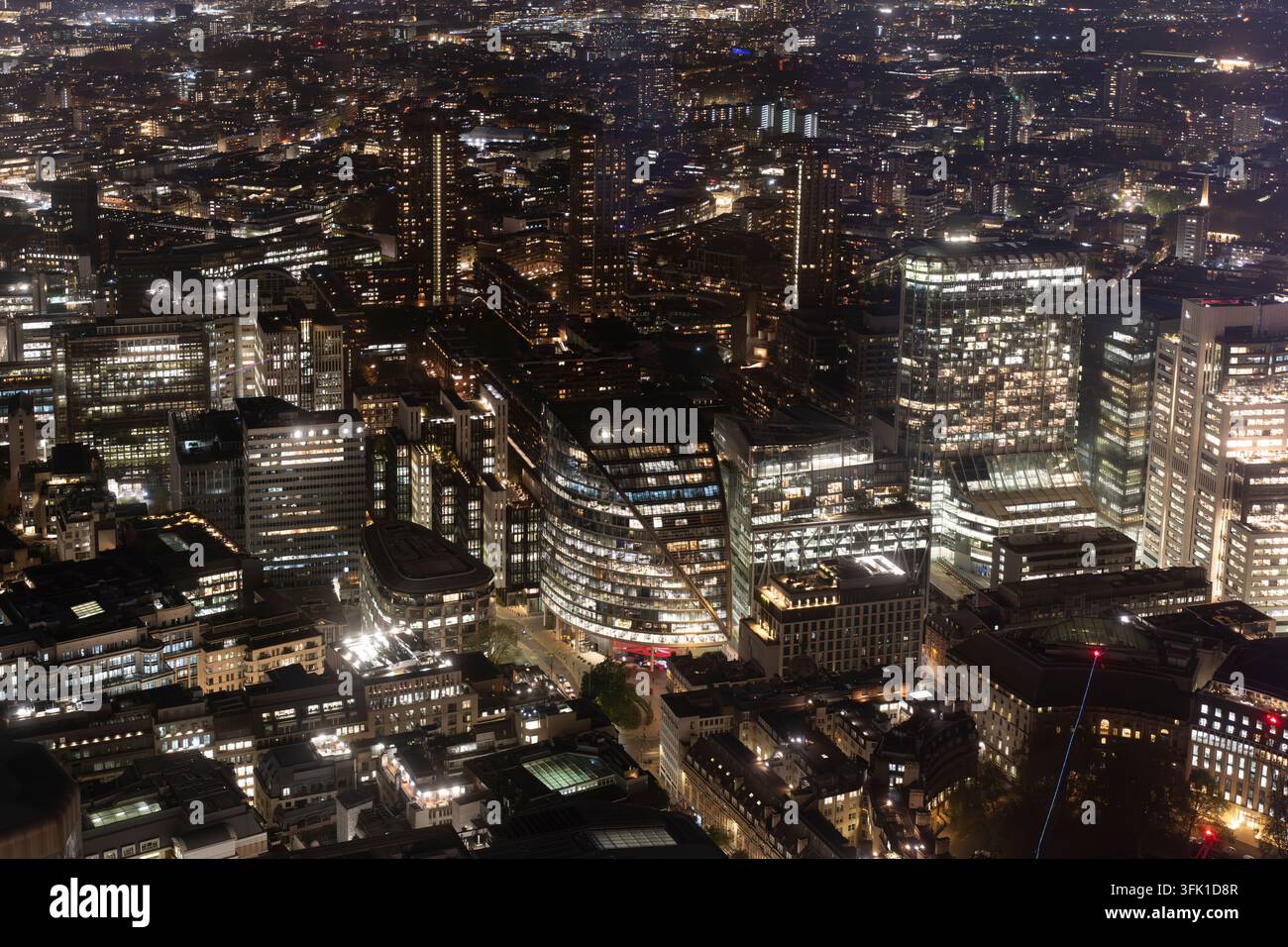 La nuit, les entreprises londoniennes illuminent les gratte-ciel du quartier financier, comme le Gherkin, pour soutenir les opérations de travail tardives. Banque D'Images