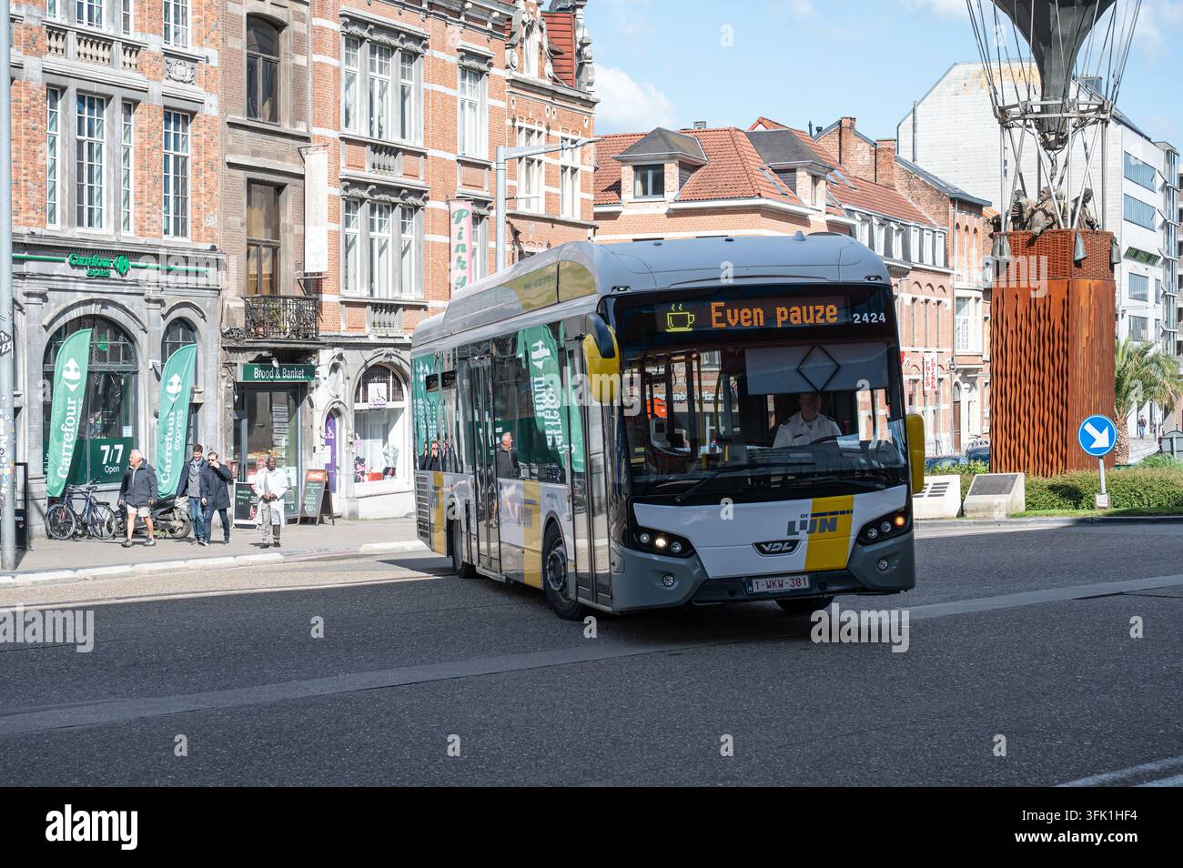 Grande gare routière de Lijn avec plusieurs quais près de la gare de Louvain, un important centre de transport public à Louvain. Leuven, Belgique, 16 MAI 202 Banque D'Images