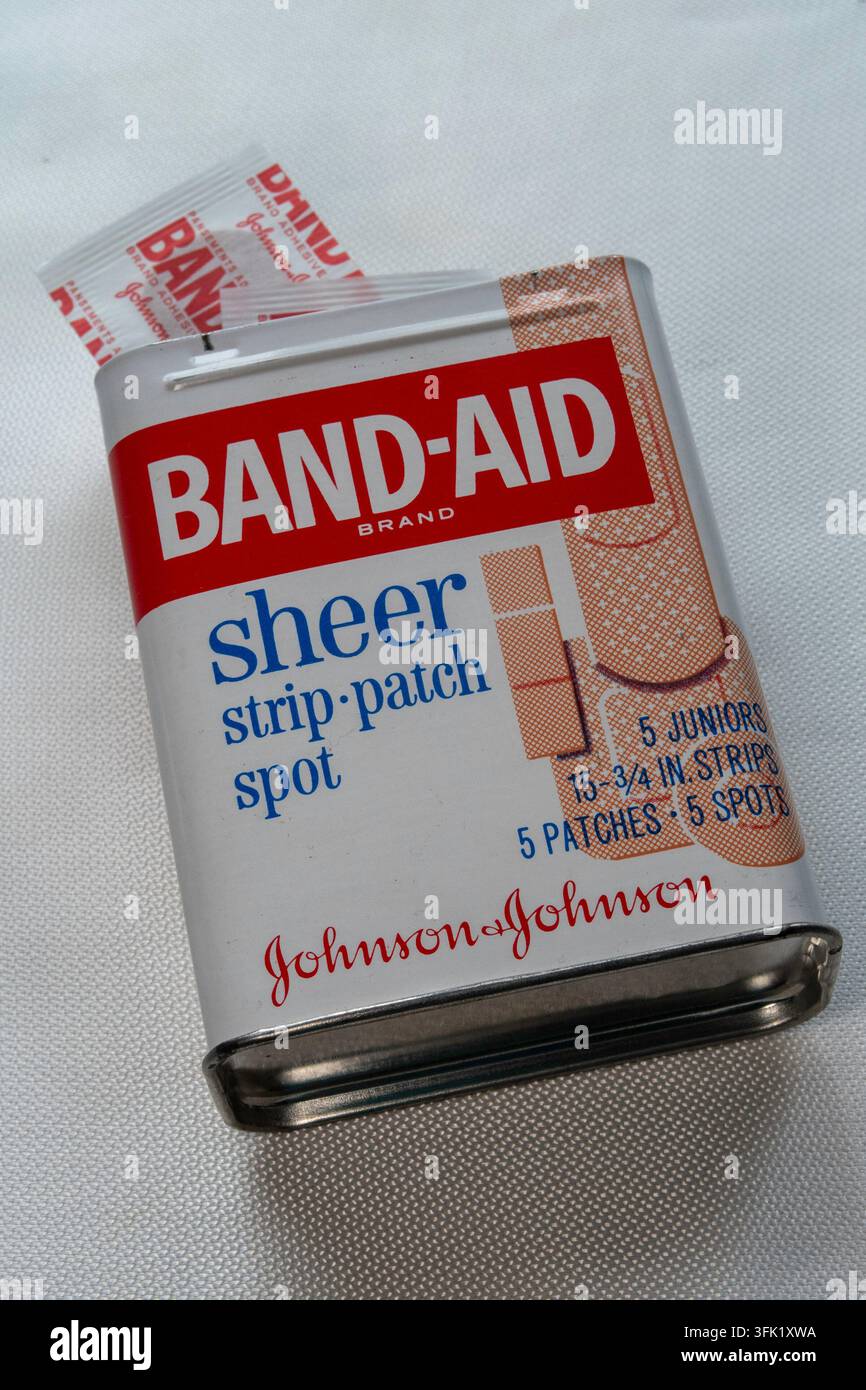 Nature morte d’un Band-Aid et de bandes adhésives des années 1960, Johnson et Johnson, États-Unis Banque D'Images