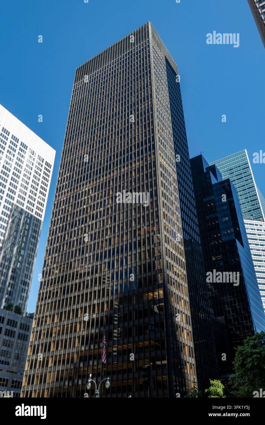 Les immeubles de bureaux imposants bordent Park Avenue au nord de la gare Grand Central, New York City, États-Unis, 2026 Banque D'Images