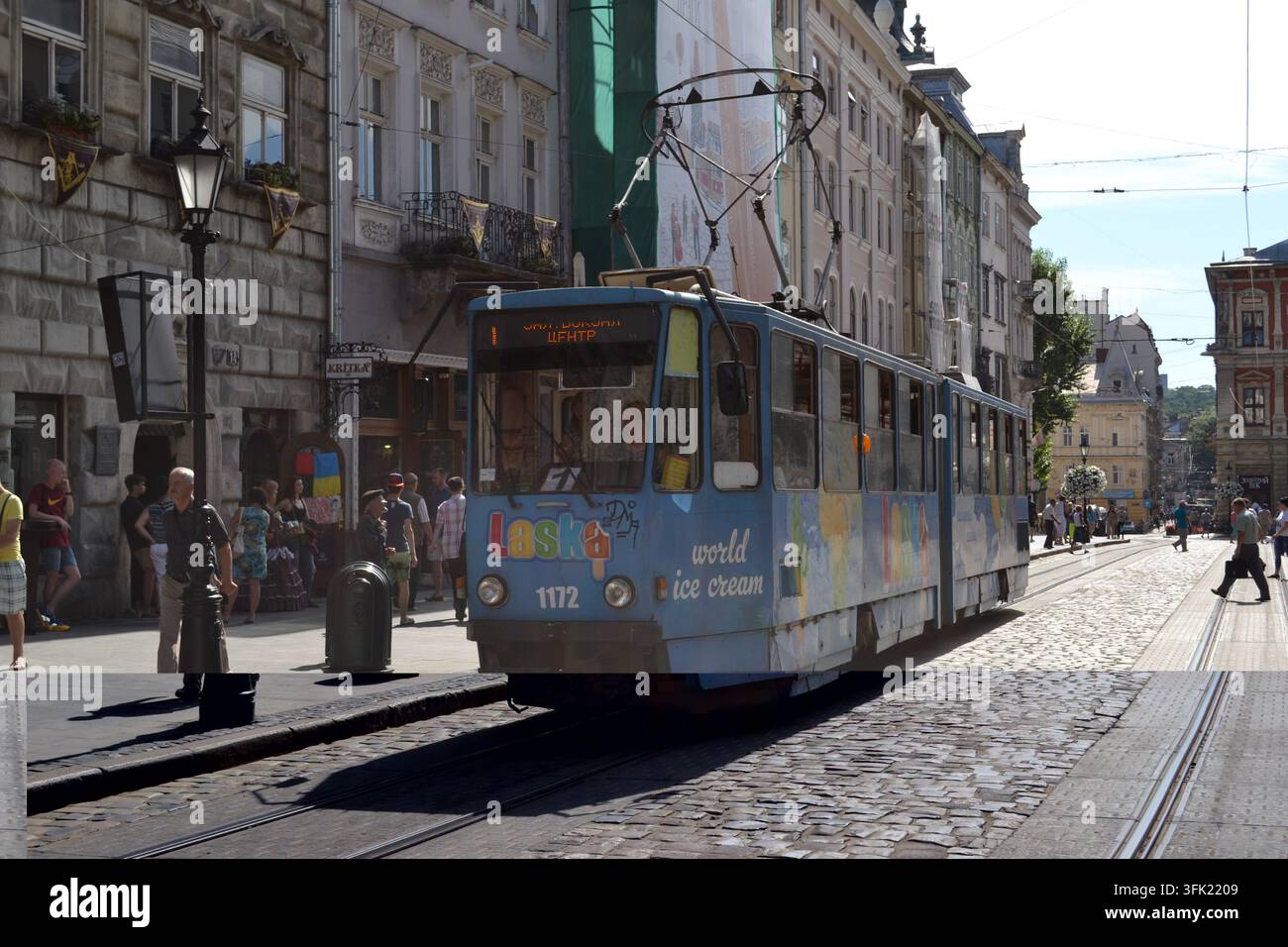 Paysage urbain historique de Lviv, en Ukraine, avec des rues pavées et une architecture classique. Banque D'Images