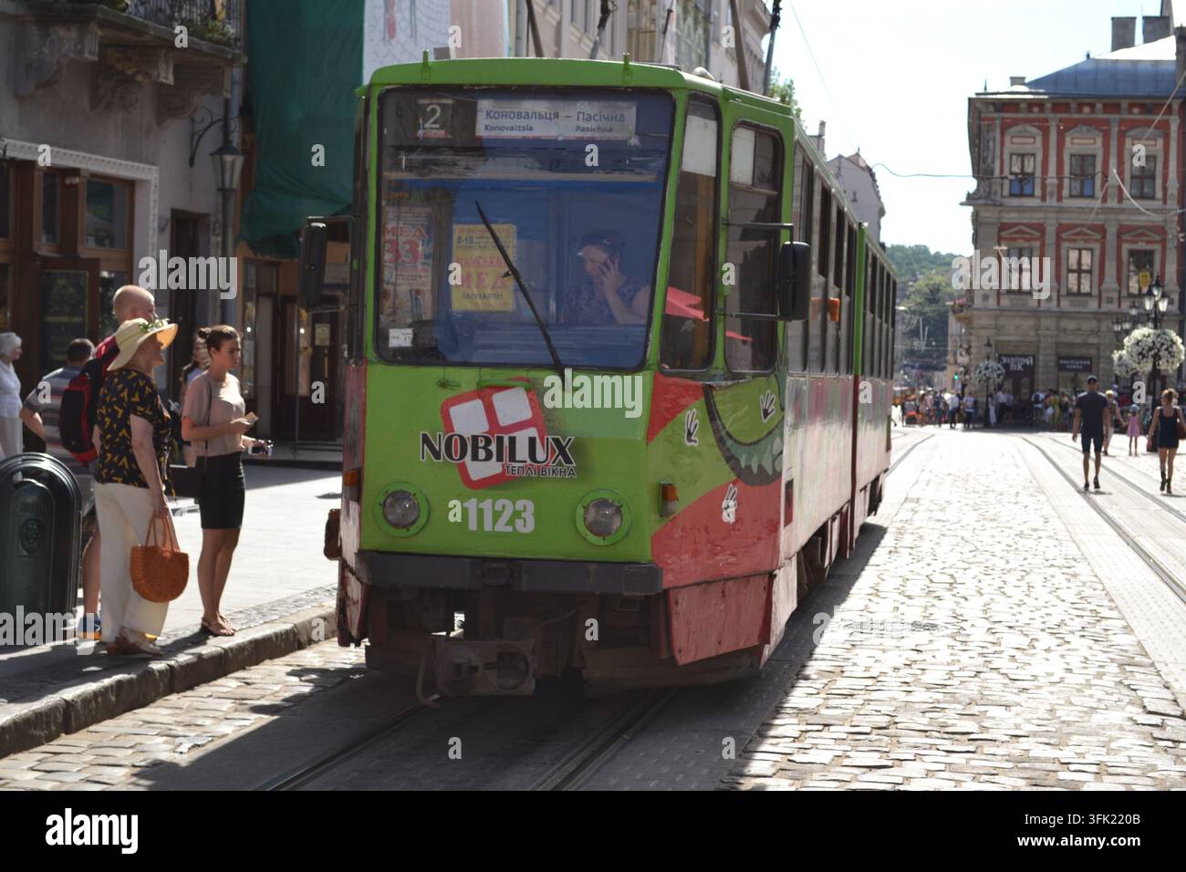 Paysage urbain historique de Lviv, en Ukraine, avec des rues pavées et une architecture classique. Banque D'Images