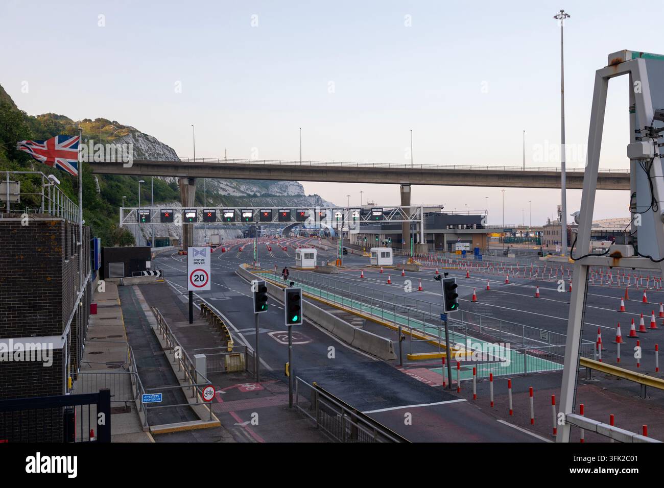 Entrée du terminal de ferry des Eastern Docks par une tranquille soirée de début d'été, Dover, Kent, Angleterre Banque D'Images