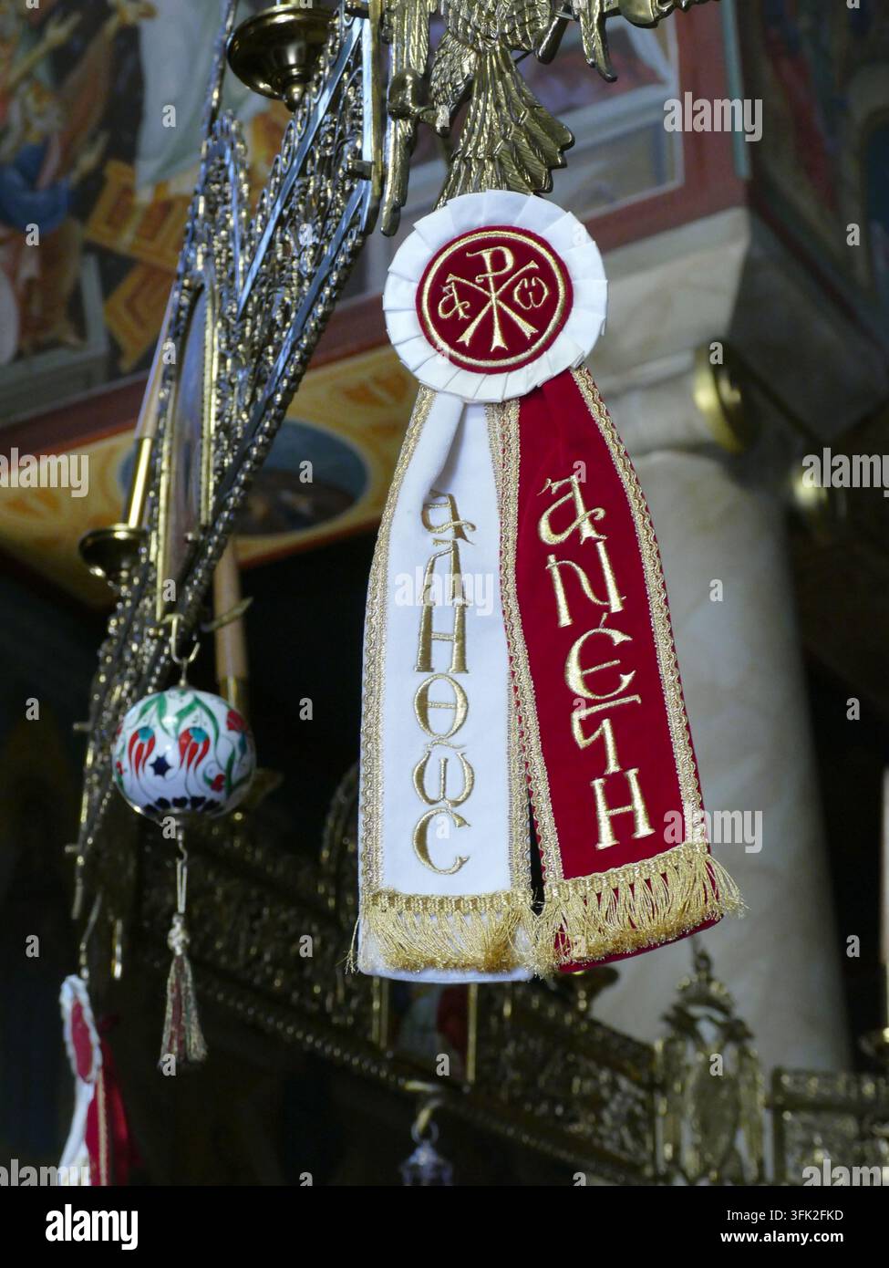 THESSALONIKI, GRÈCE - 10 MAI 2025 - Détail de rubans liturgiques orthodoxes grecs avec broderie dorée suspendus dans une église. , Monastère de Saint-Théodose Banque D'Images