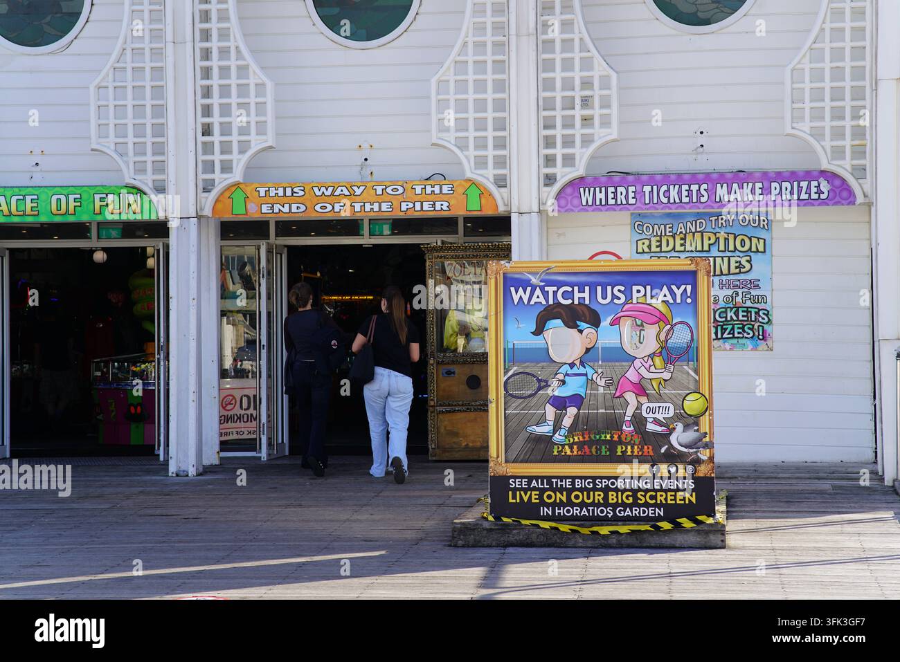 Des gens entrant dans l'arcade Palace of Fun vers l'extrémité du Brighton Palace Pier, en Angleterre. Banque D'Images