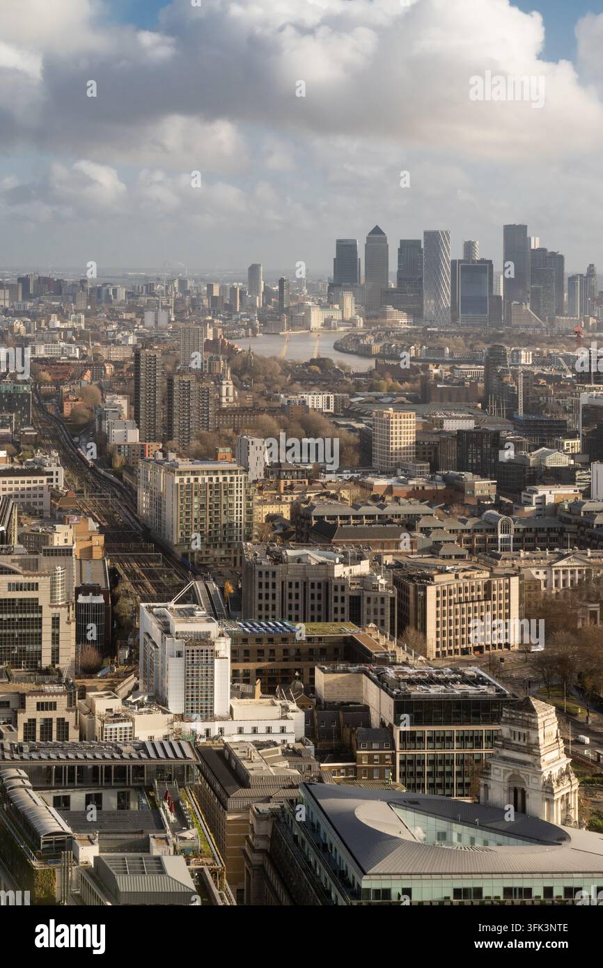 Une vue surélevée depuis la City de Londres vers l'est vers les gratte-ciel de Canary Wharf, mettant en valeur les centres financiers emblématiques de Londres. Banque D'Images