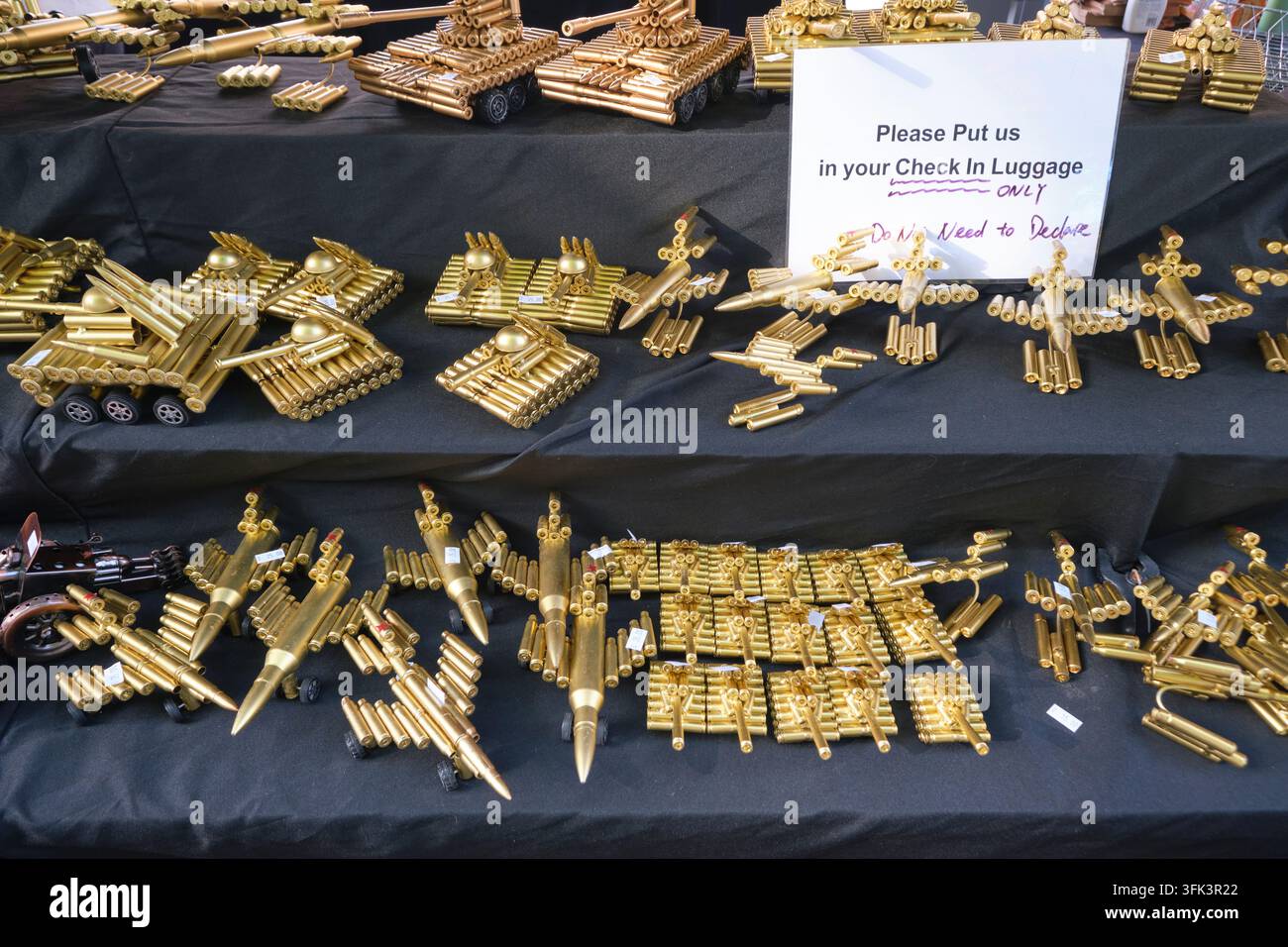 Cistes dorés, des avions faits de grosses balles. Étrange et effrayant. Au marché local de plein air de Salamanca du samedi. À Hobart, en Tasmanie, en Australie. Banque D'Images