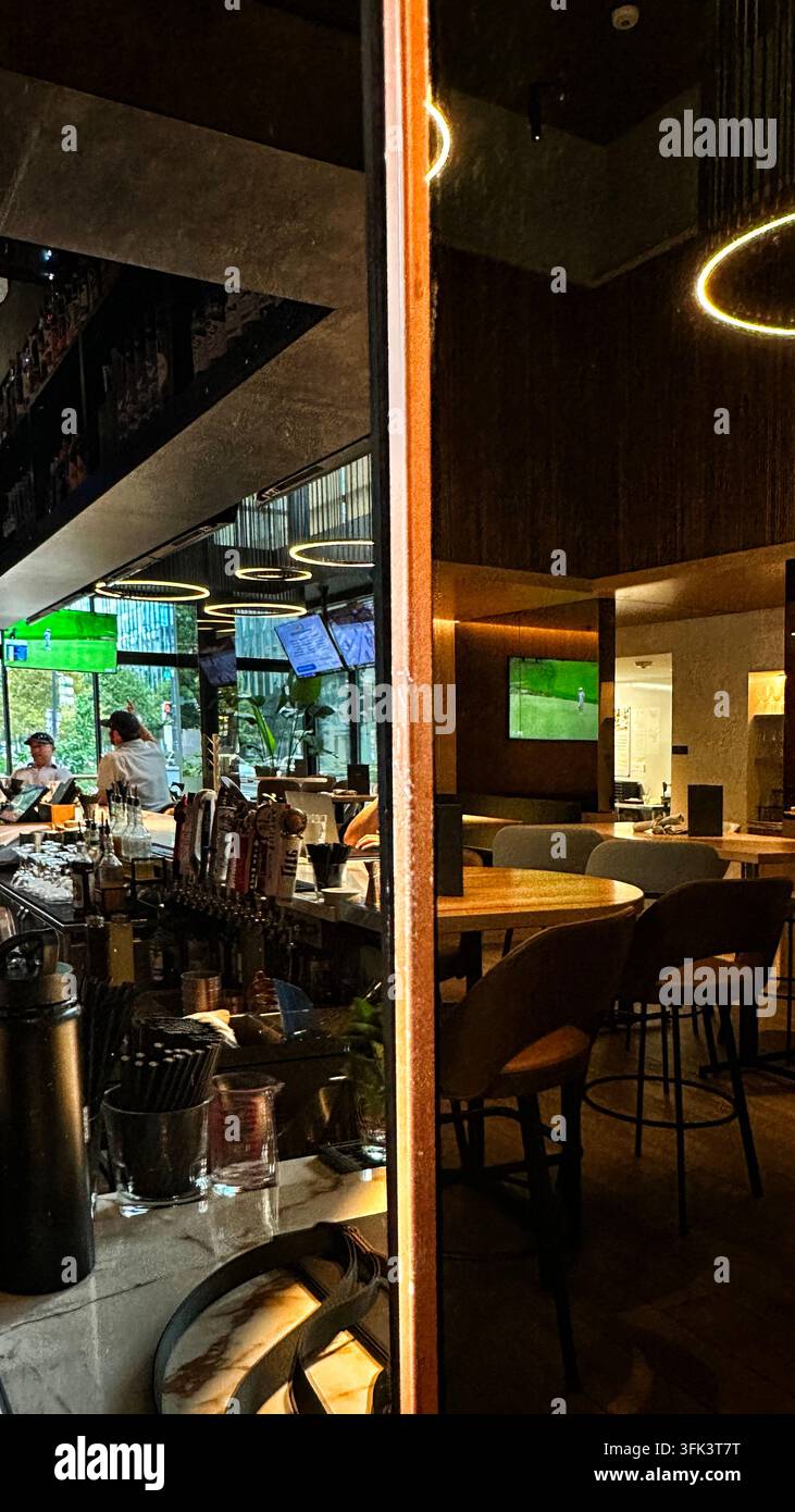 Vue miroir divisée de l'intérieur d'un bar sportif. Banque D'Images