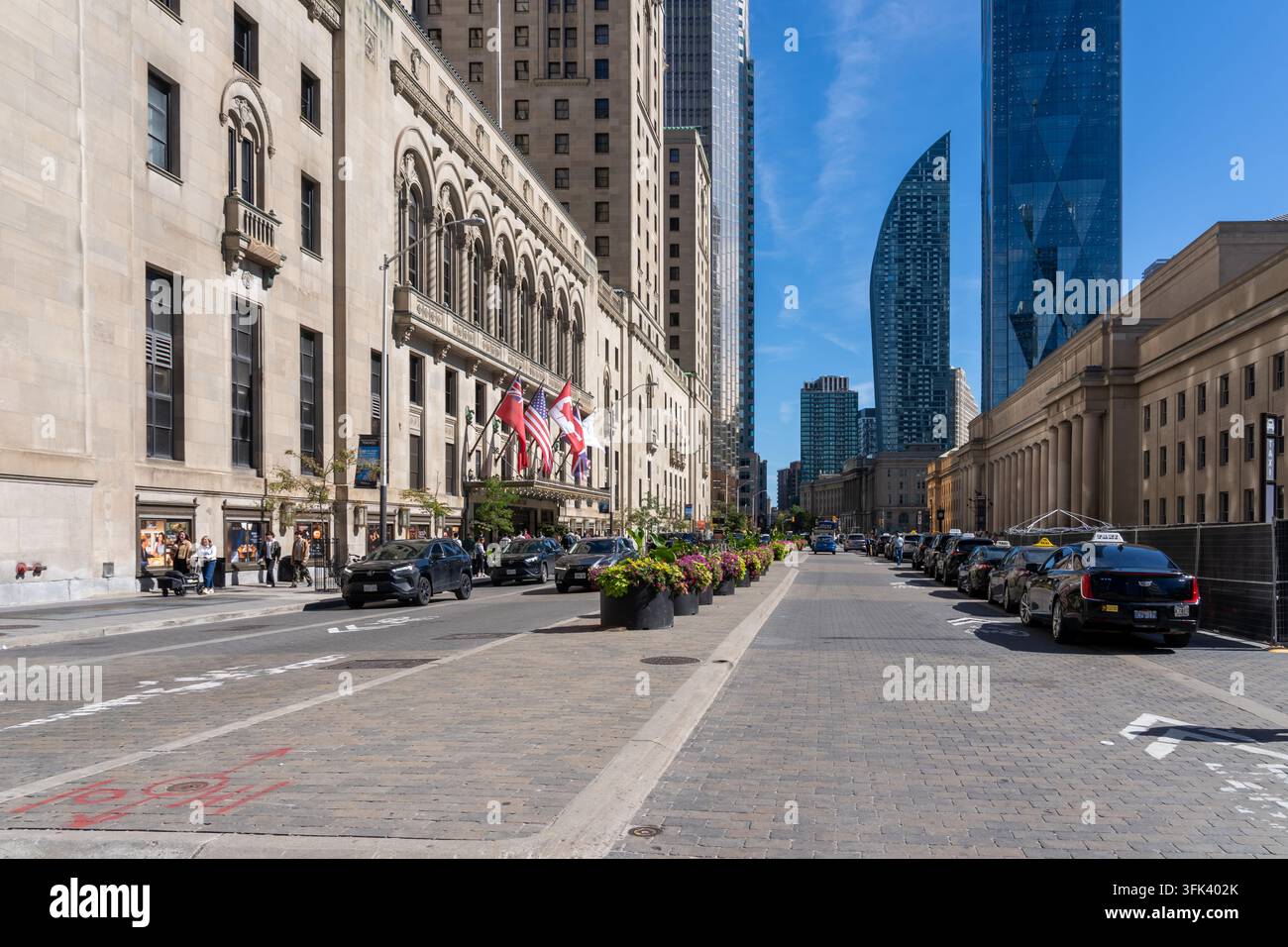 Toronto, Ontario, Canada – 22 septembre 2026 : Front Street West vue vers l’est près de la gare Union et de l’hôtel Fairmont Royal York dans le centre-ville de Toronto Banque D'Images