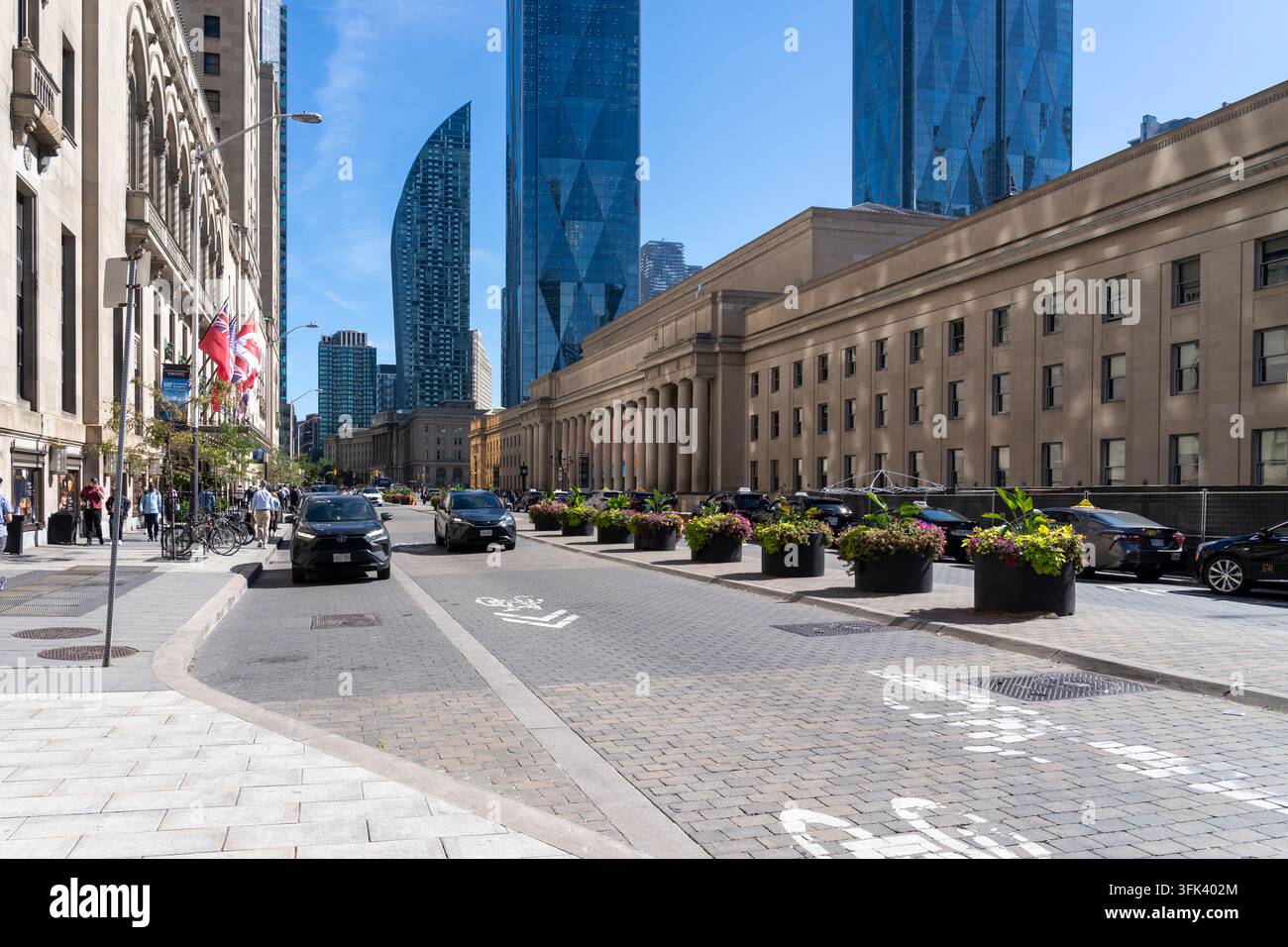 Front Street West en direction de l'est près de la gare Union et de l'hôtel Fairmont Royal York dans le centre-ville de Toronto Banque D'Images