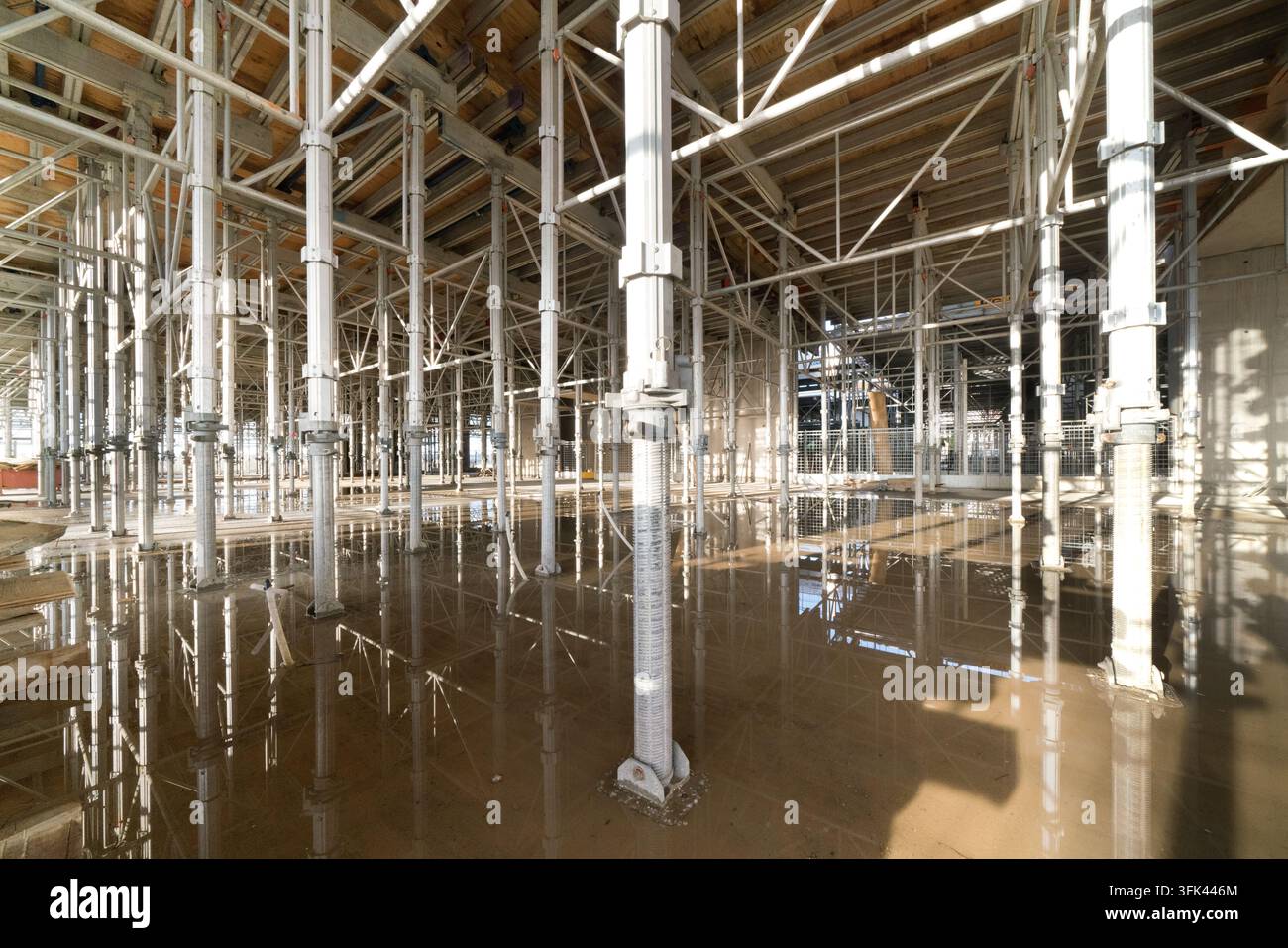 Des soutiens étendus soutiennent la structure du toit pendant le développement du bâtiment. Banque D'Images