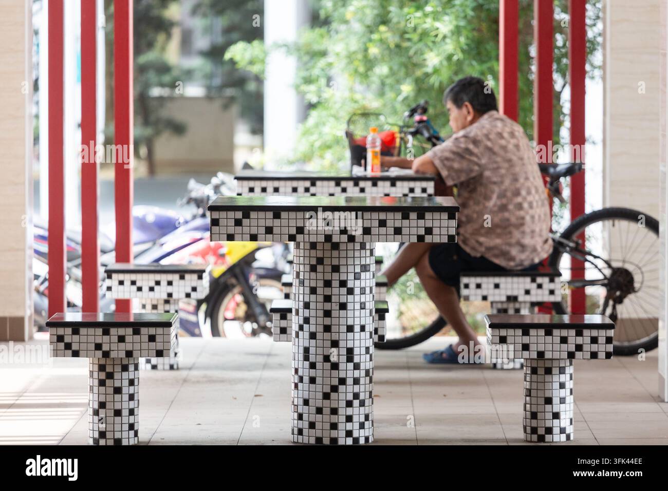 Tables et bancs fixes sur le niveau supérieur HDB pour que les gens puissent utiliser l'espace communautaire, bien ventilé et gratuit. Singapour. Banque D'Images