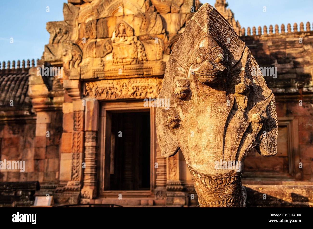 Statue Naga aux ruines anciennes khmères du parc historique de Phanom Rung, province de Buriram, Isan, Thaïlande. © Kraig Lieb Banque D'Images