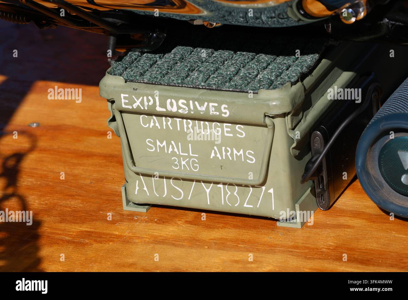 Une caisse de munitions militaire verte marquée au pochoir pour explosifs et cartouches d'armes légères sur une surface en bois Banque D'Images