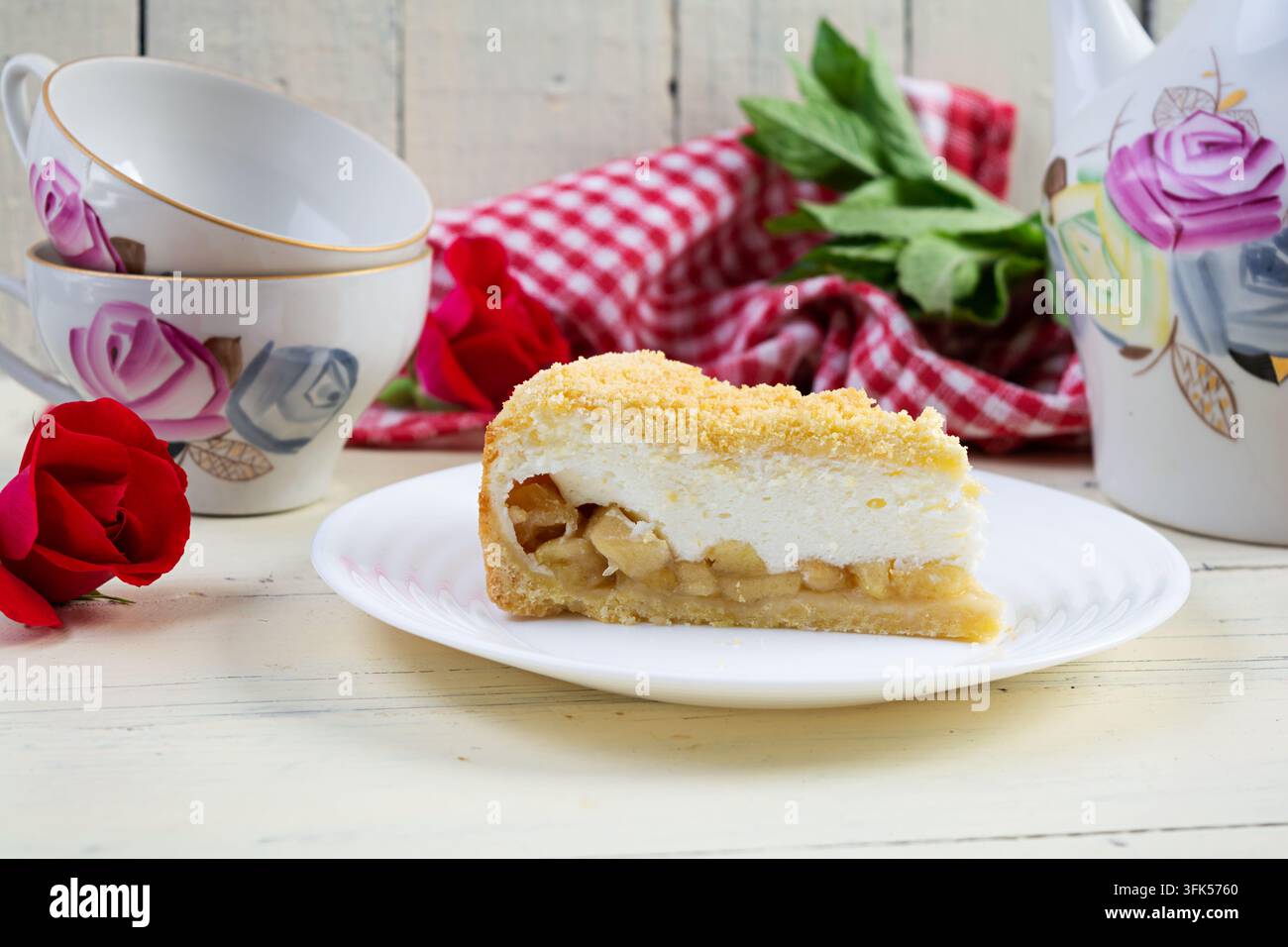 Tarte aux pommes fraîchement cuite avec une garniture de crème soufflée lisse. Dessert cuit au four avec des pommes et une texture crémeuse légère Banque D'Images