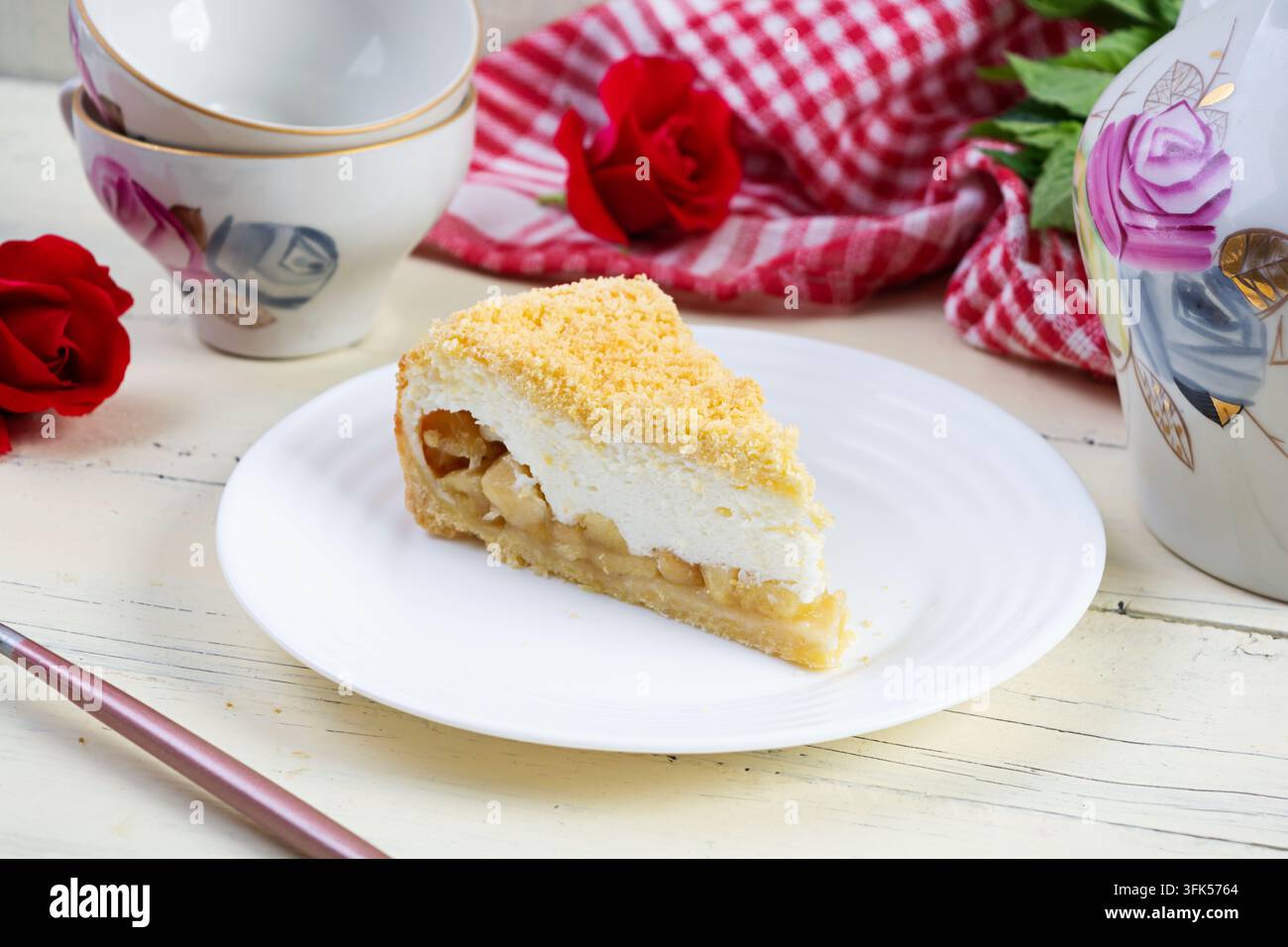 Tarte aux pommes fraîchement cuite avec une garniture de crème soufflée lisse. Dessert cuit au four avec des pommes et une texture crémeuse légère Banque D'Images