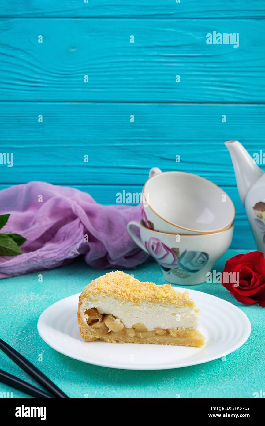Tarte aux pommes fraîchement cuite avec une garniture de crème soufflée lisse. Dessert cuit au four avec des pommes et une texture crémeuse légère Banque D'Images