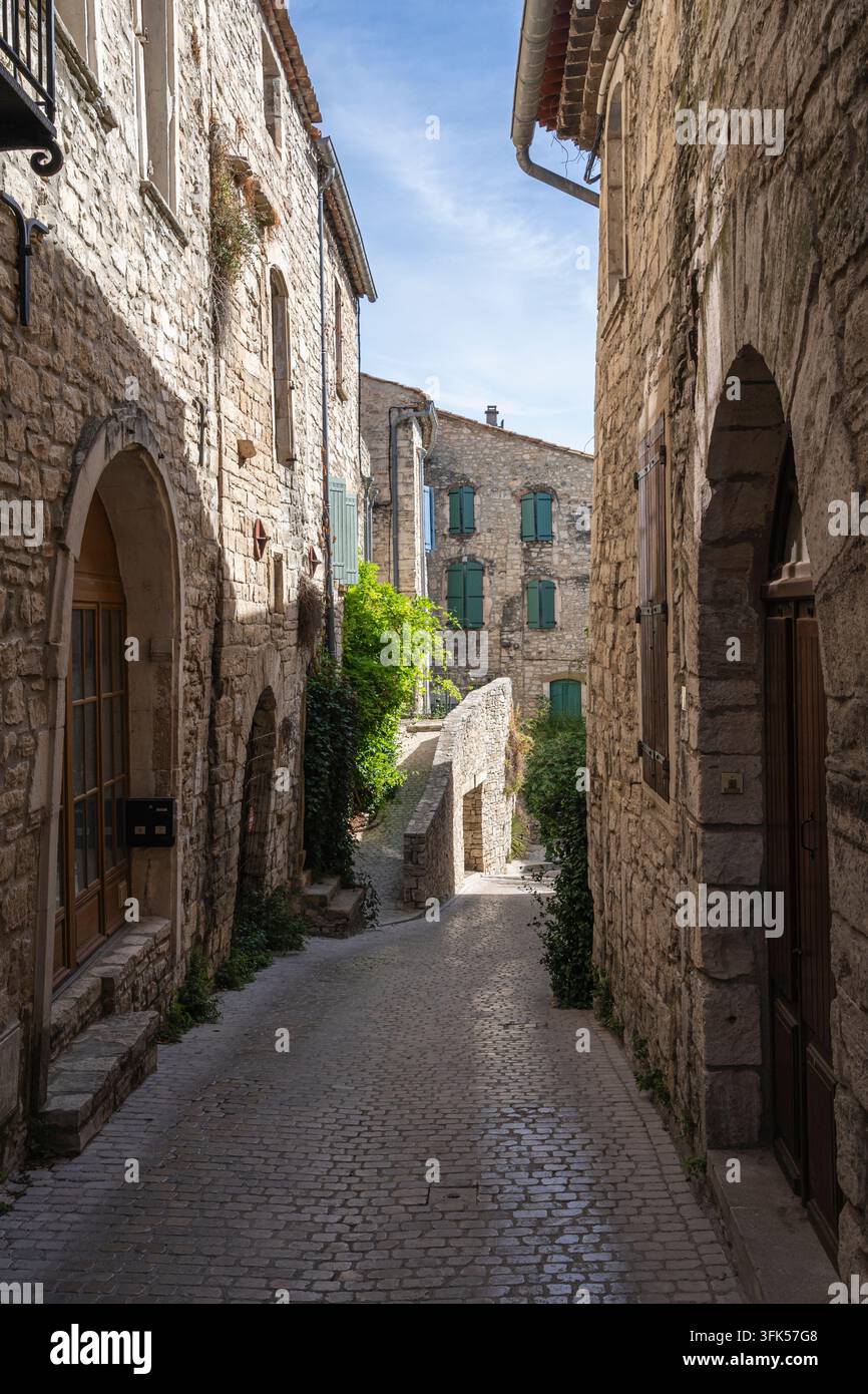 Vue panoramique verticale de la vieille rue du pittoresque village médiéval de Vézénobres, Gard, France Banque D'Images
