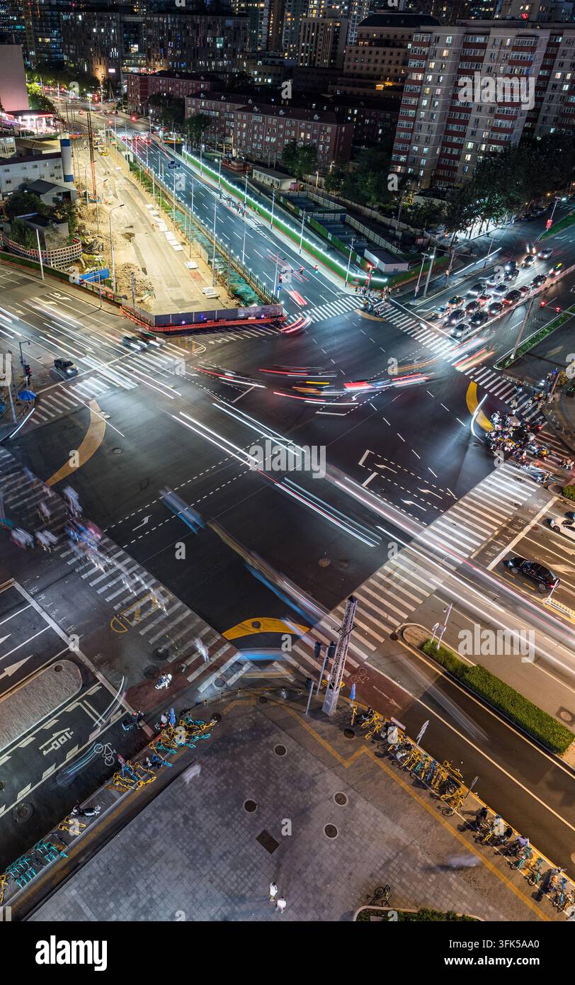 Prise verticale des traînées de lumière croisées à l'intersection Dongdaqiao, Pékin Banque D'Images