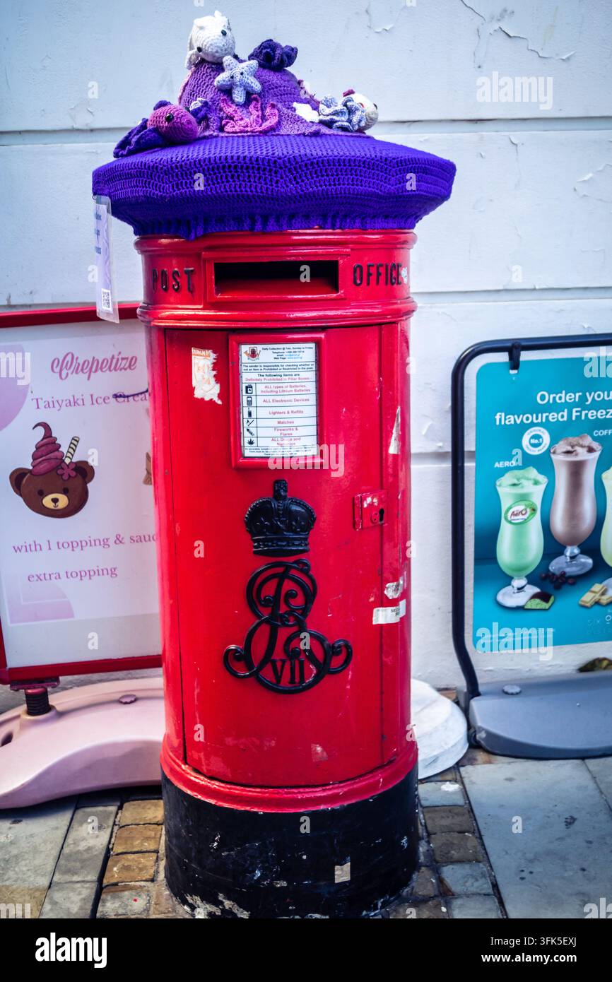 Gibraltar, territoire britannique d'outre-mer, 22 septembre 2026 : Boîte aux lettres traditionnelle icône en fer forgé rouge de la Royal Gibraltar Post Office debout Banque D'Images