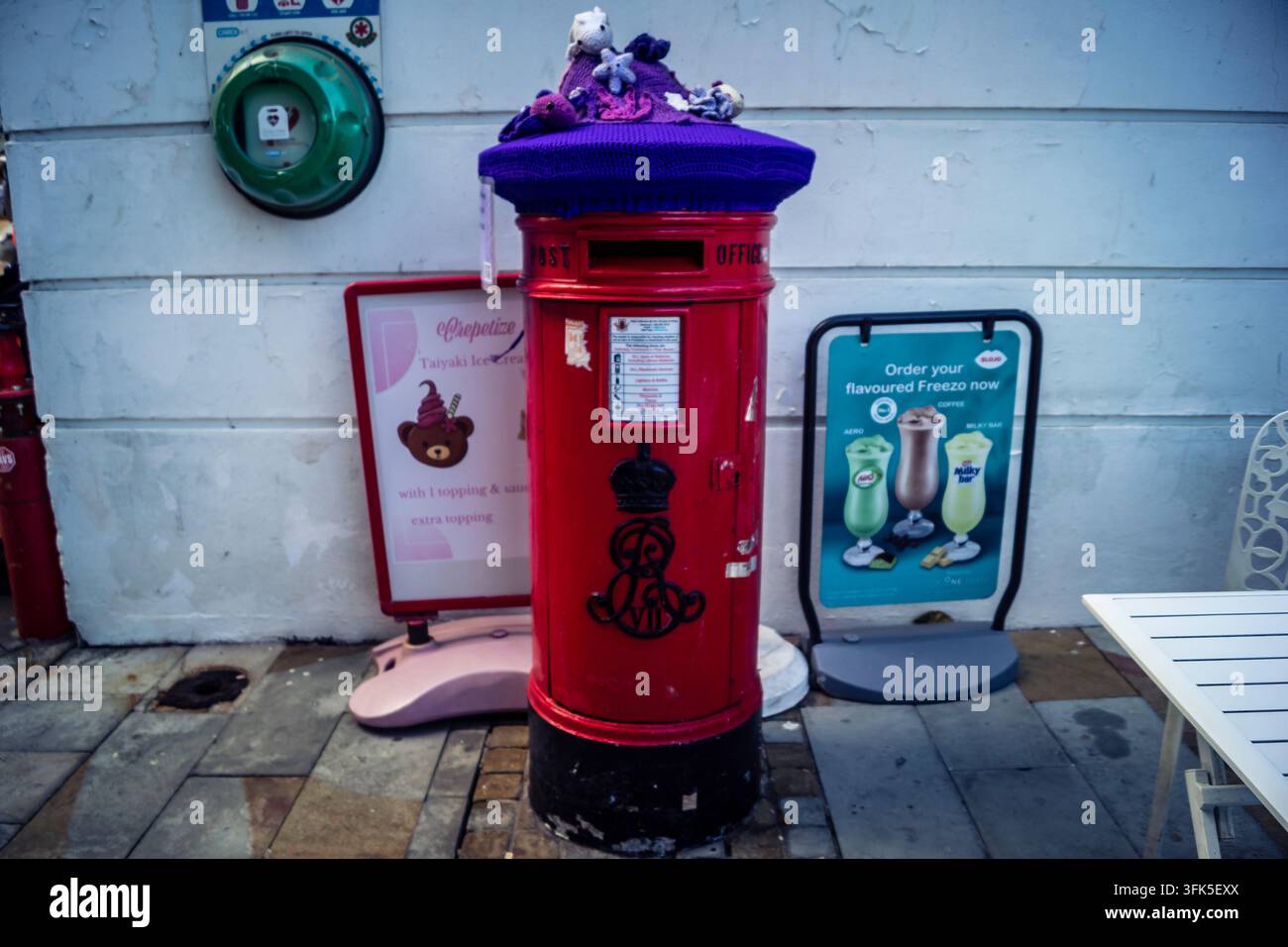 Gibraltar, territoire britannique d'outre-mer, 22 septembre 2026 : Boîte aux lettres traditionnelle icône en fer forgé rouge de la Royal Gibraltar Post Office debout Banque D'Images